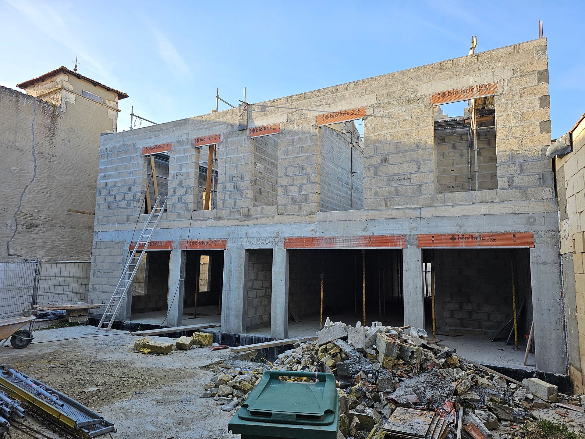 Murs extérieurs construits avec ouverture pour les fenêtres