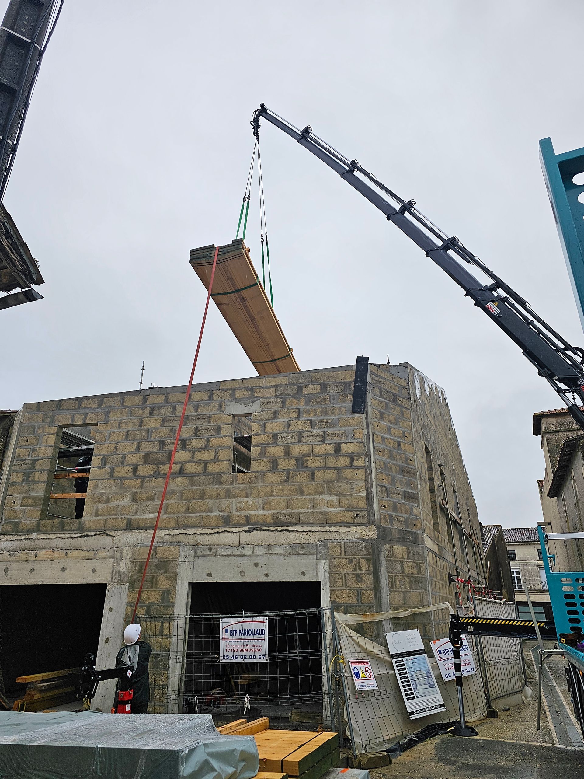 Chariot télescopique en train de livrer du bois