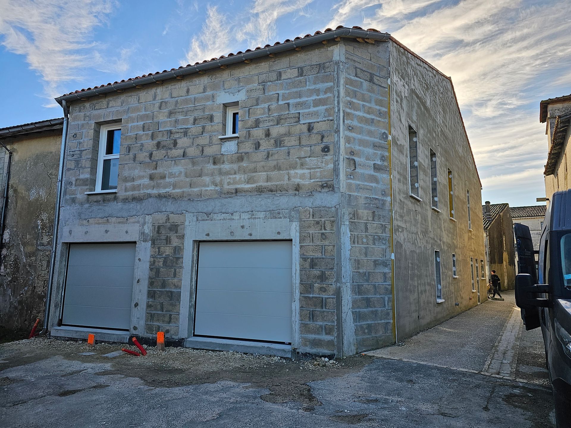 Deux portes de garage fermées