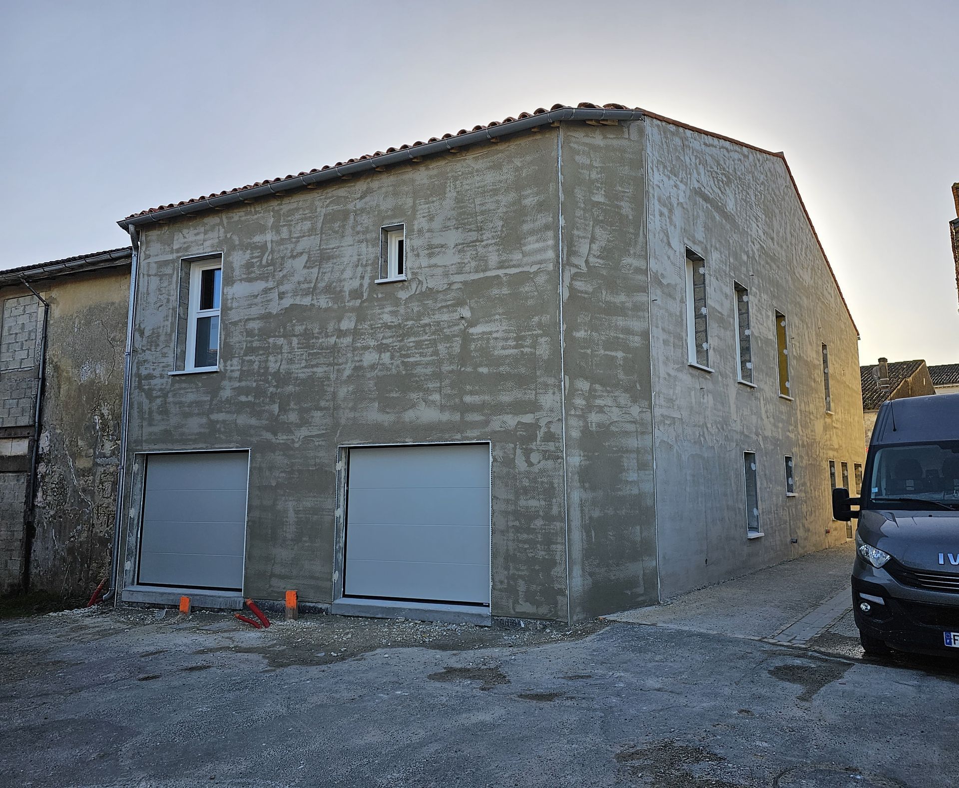 Deux portes de garages côte à côte