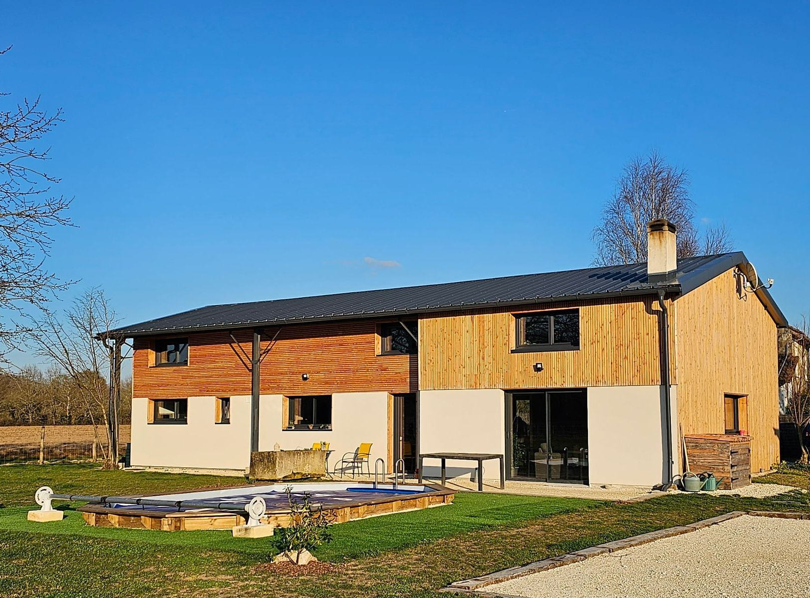 Arrière d'une maison avec une piscine creusée