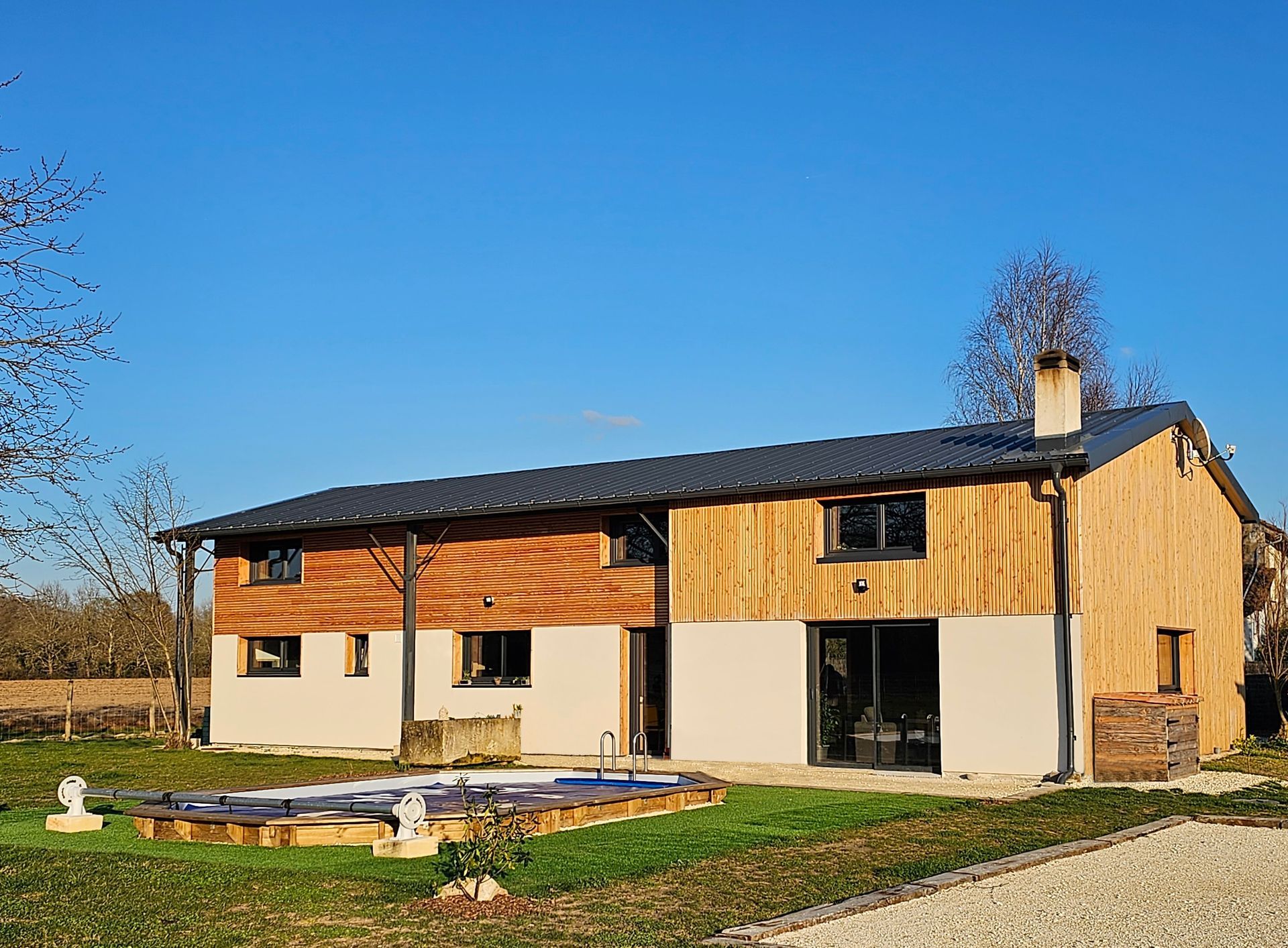 Arrière d'une maison avec une piscine creusée