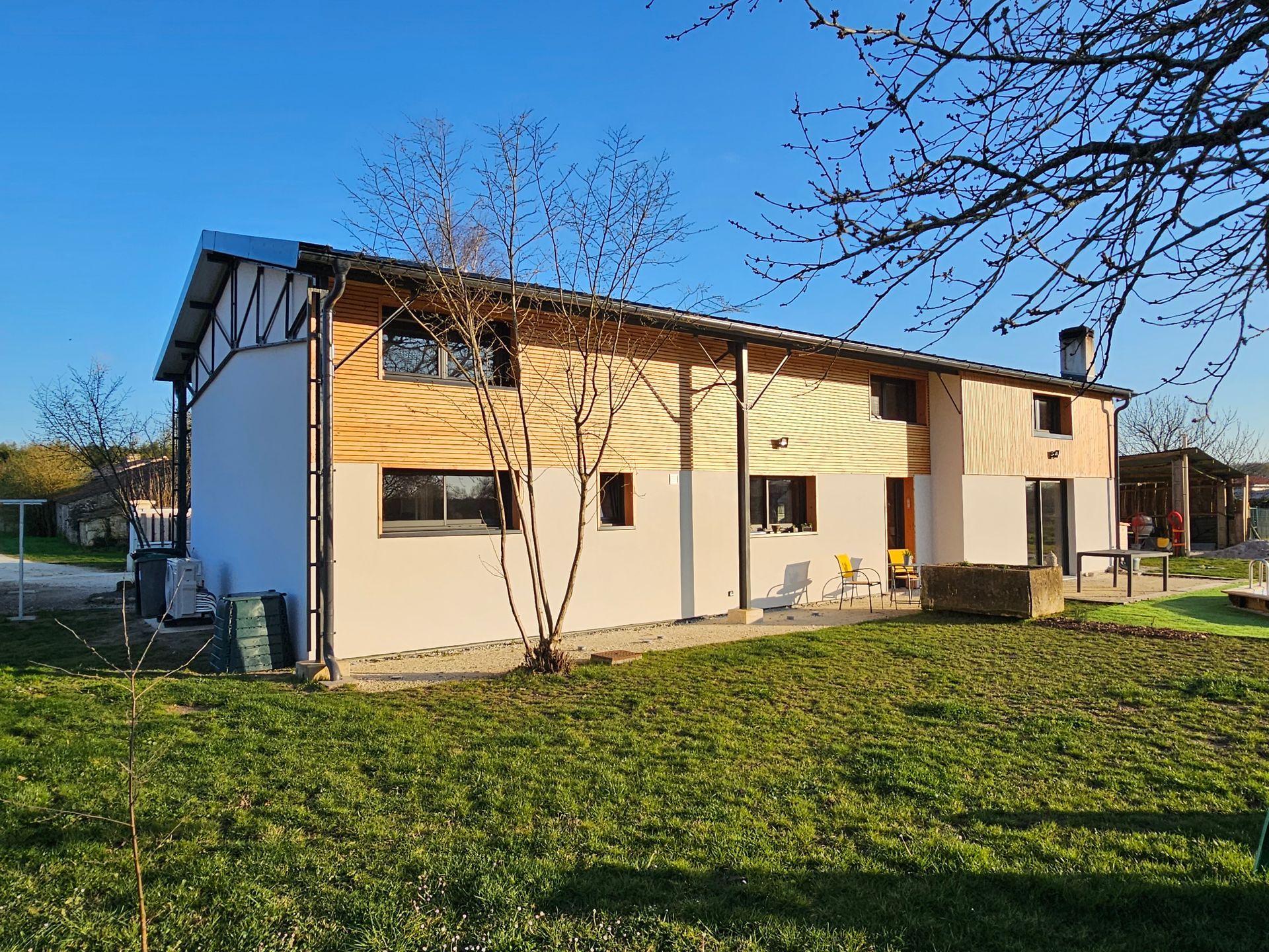 Arrière d'une maison en bois à étage
