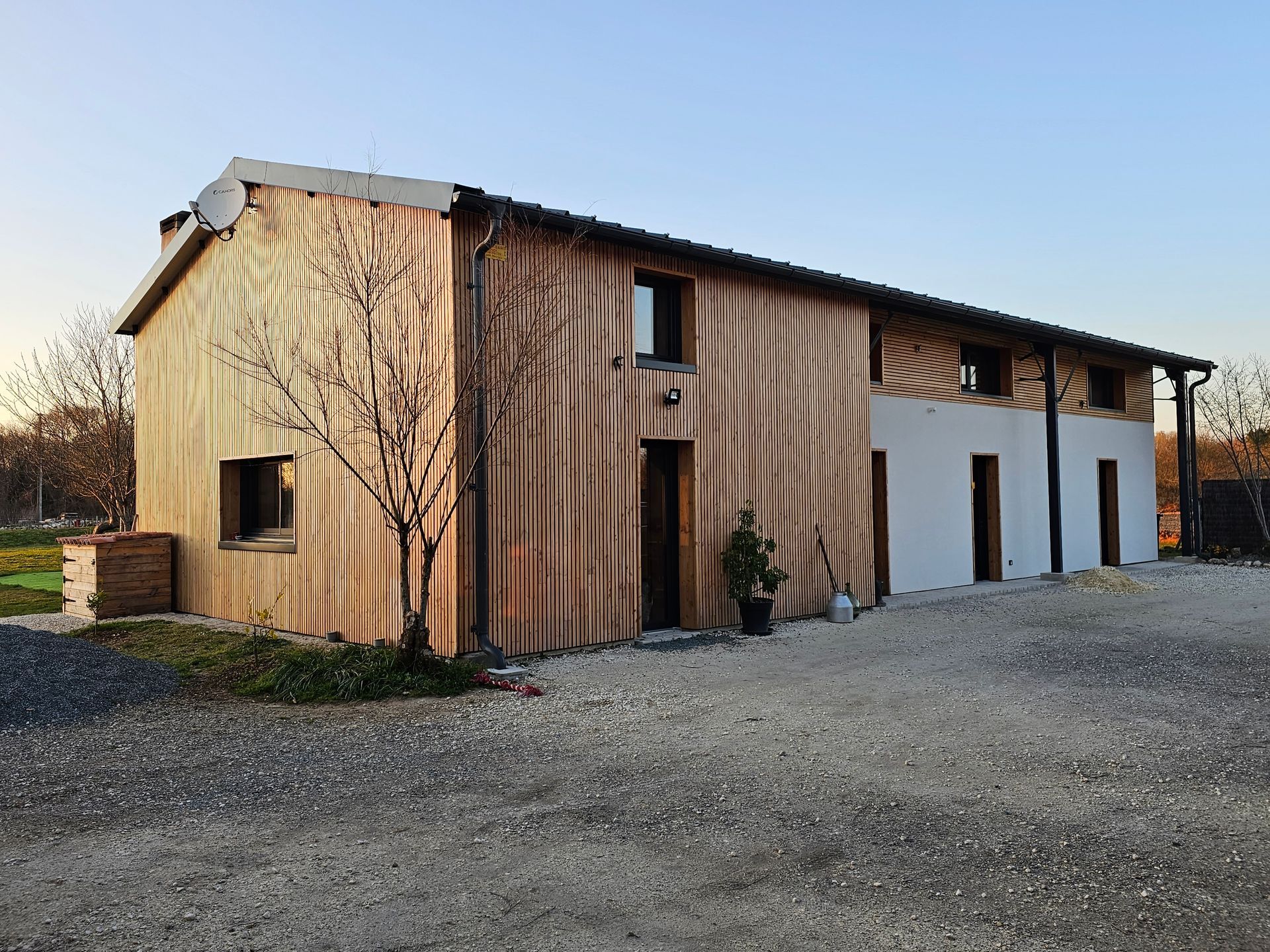 Installation du lambris sur les murs extérieurs d'une maison