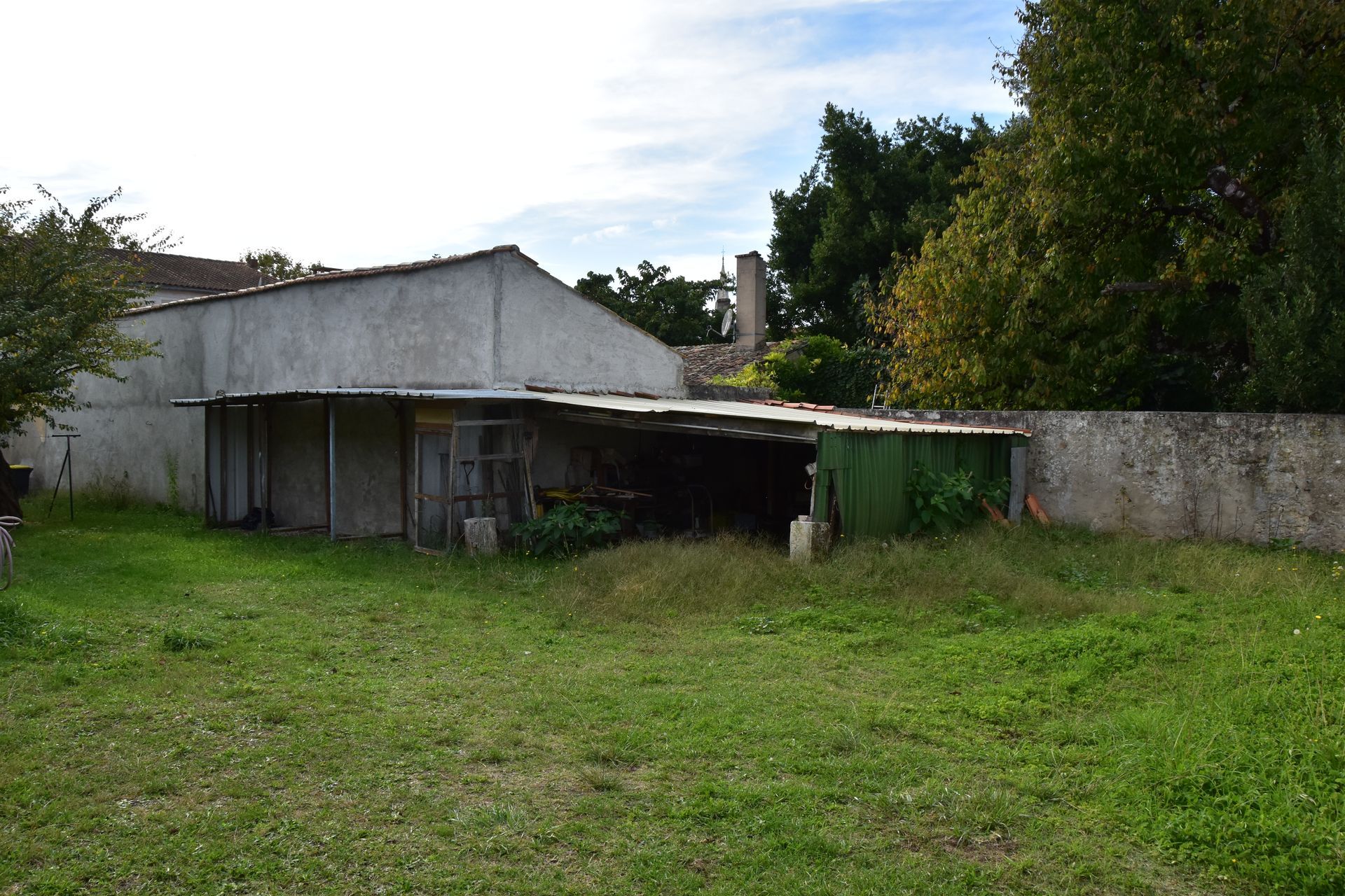 Abri en taule dans un jardin