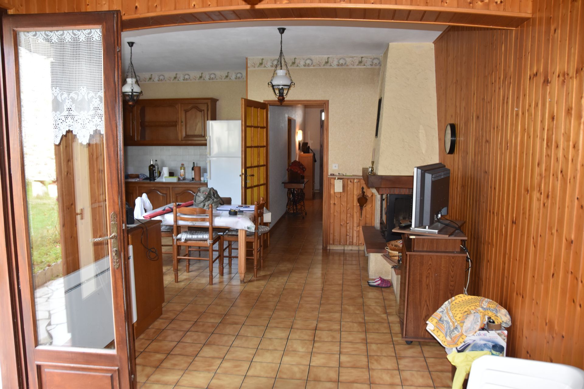 Pièce à vivre avec du lambris sur les murs