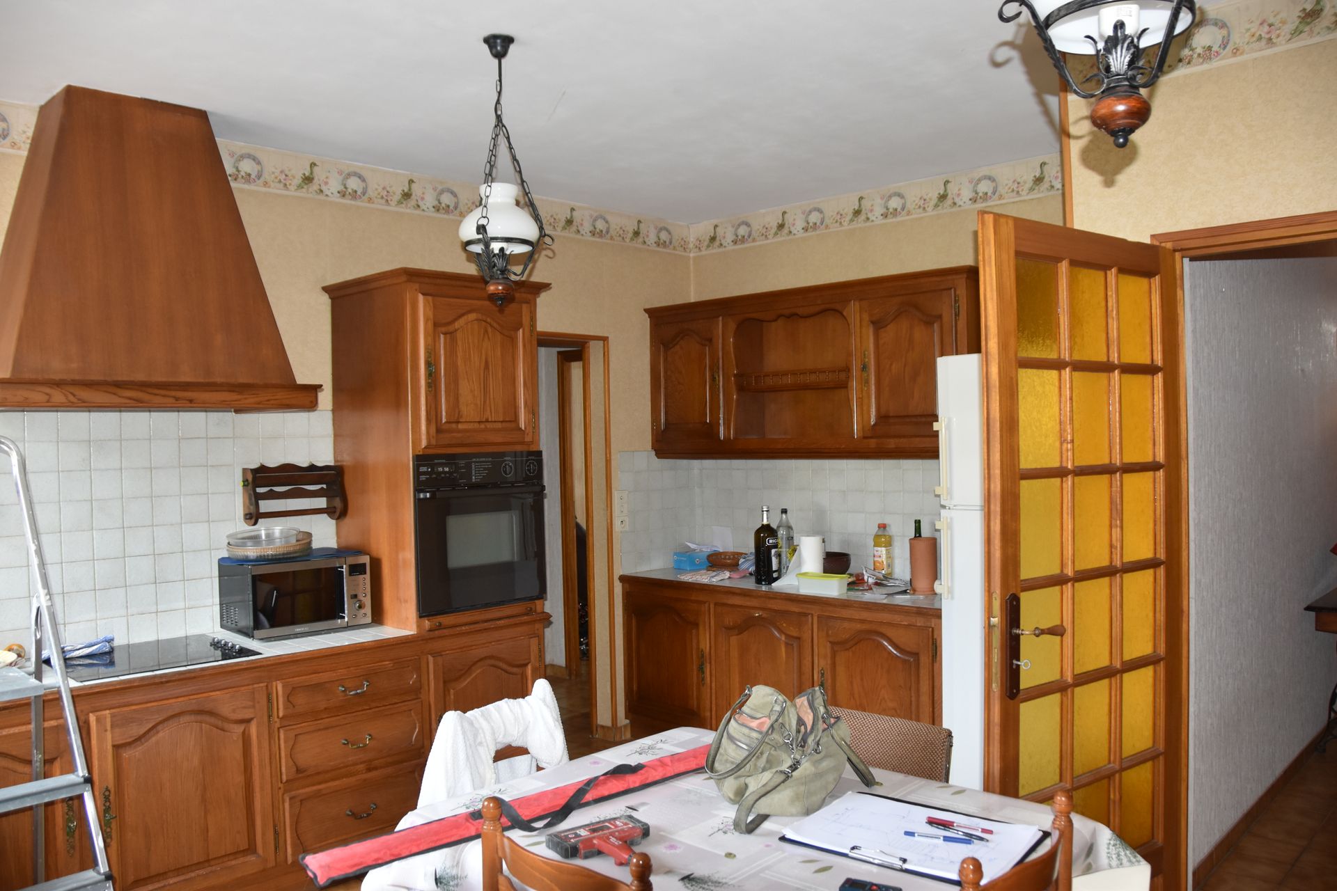 Cuisine avec des meubles en bois marron