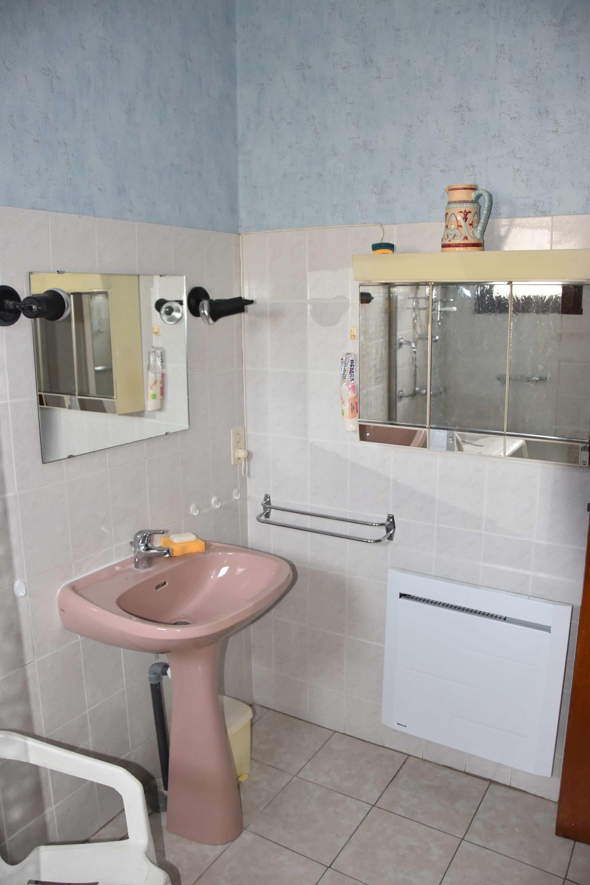 Lavabo rose dans une salle de bains