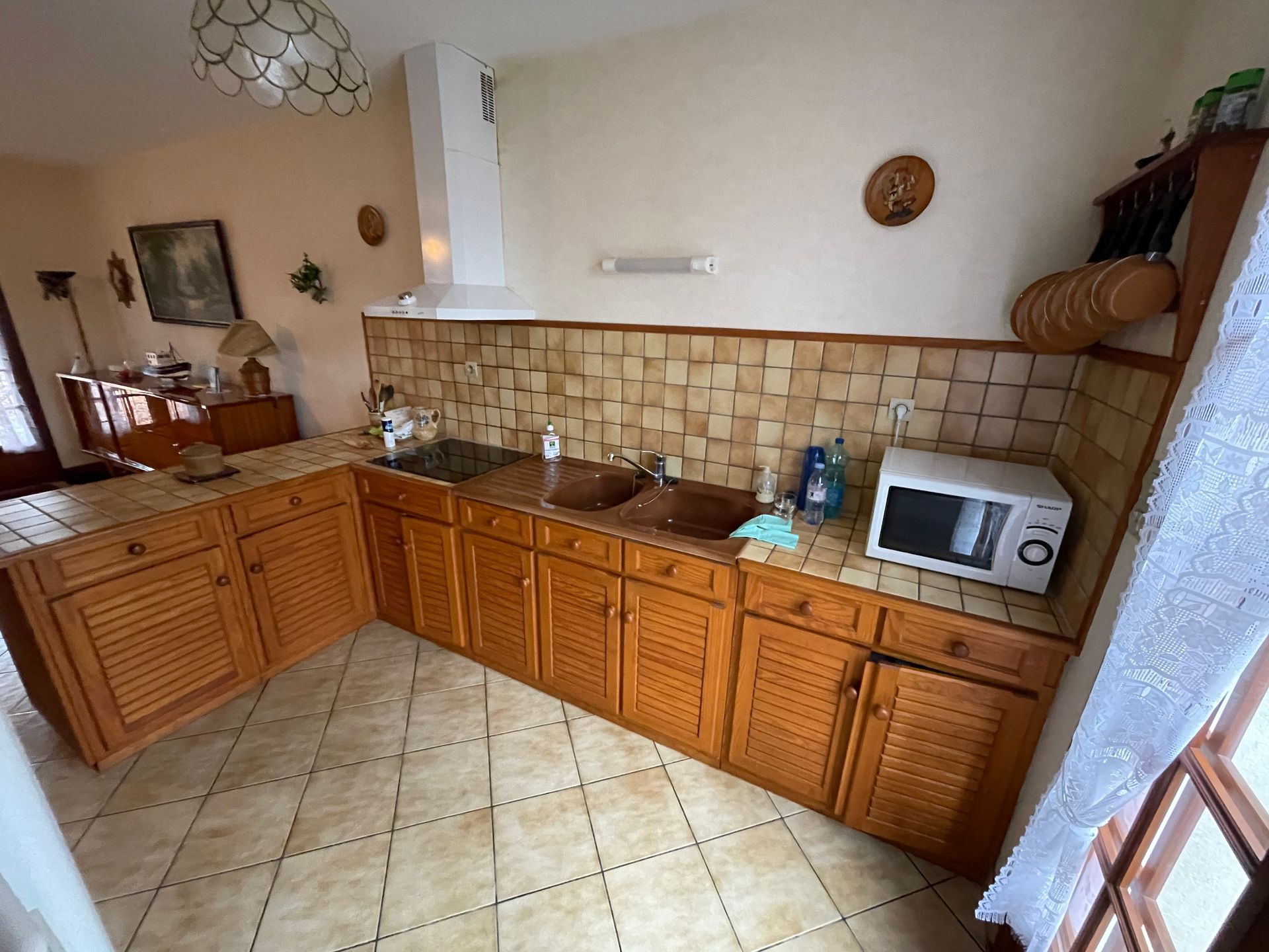 Cuisine avec des meubles bas en bois