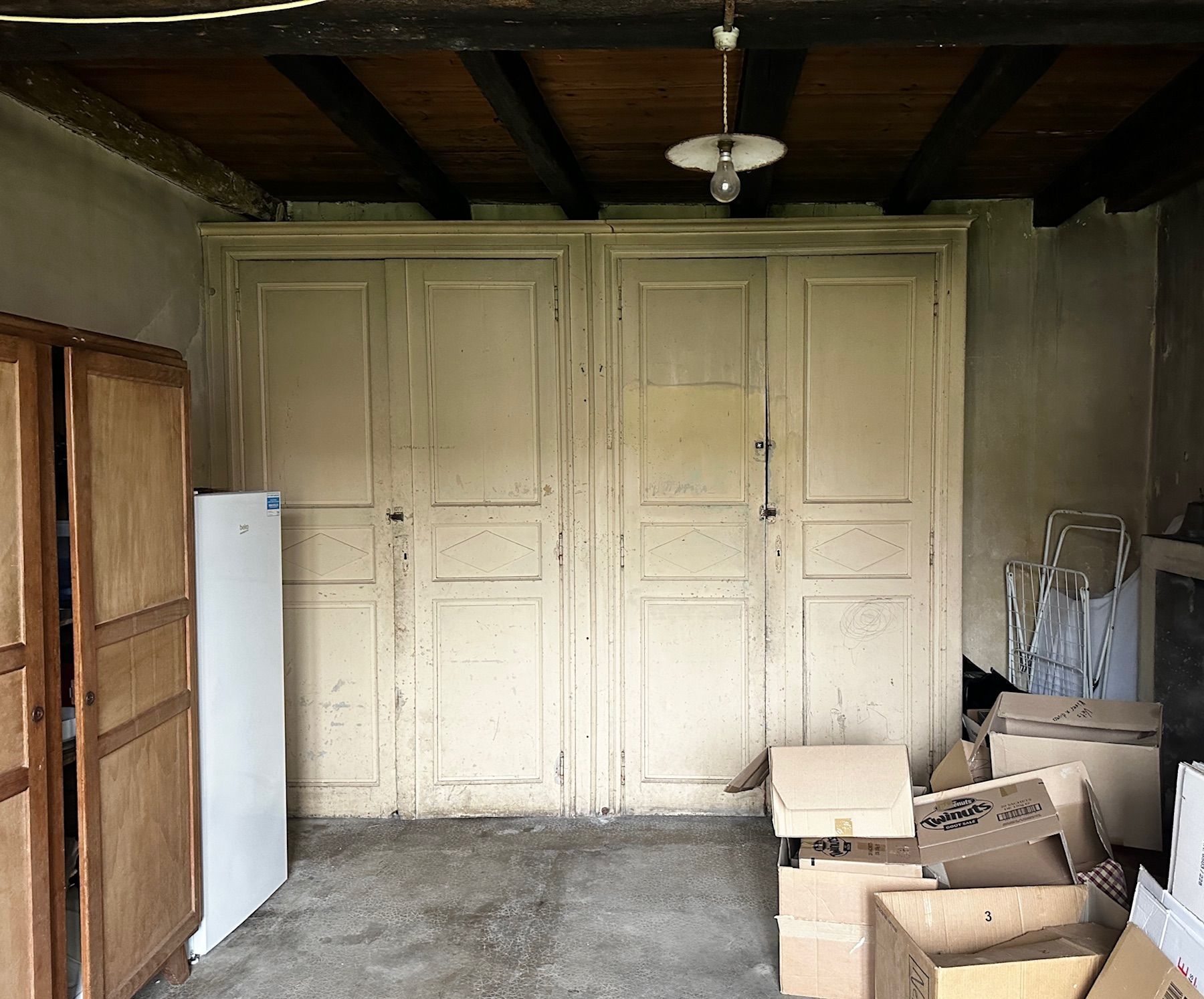 Des portes d'un vieux placard