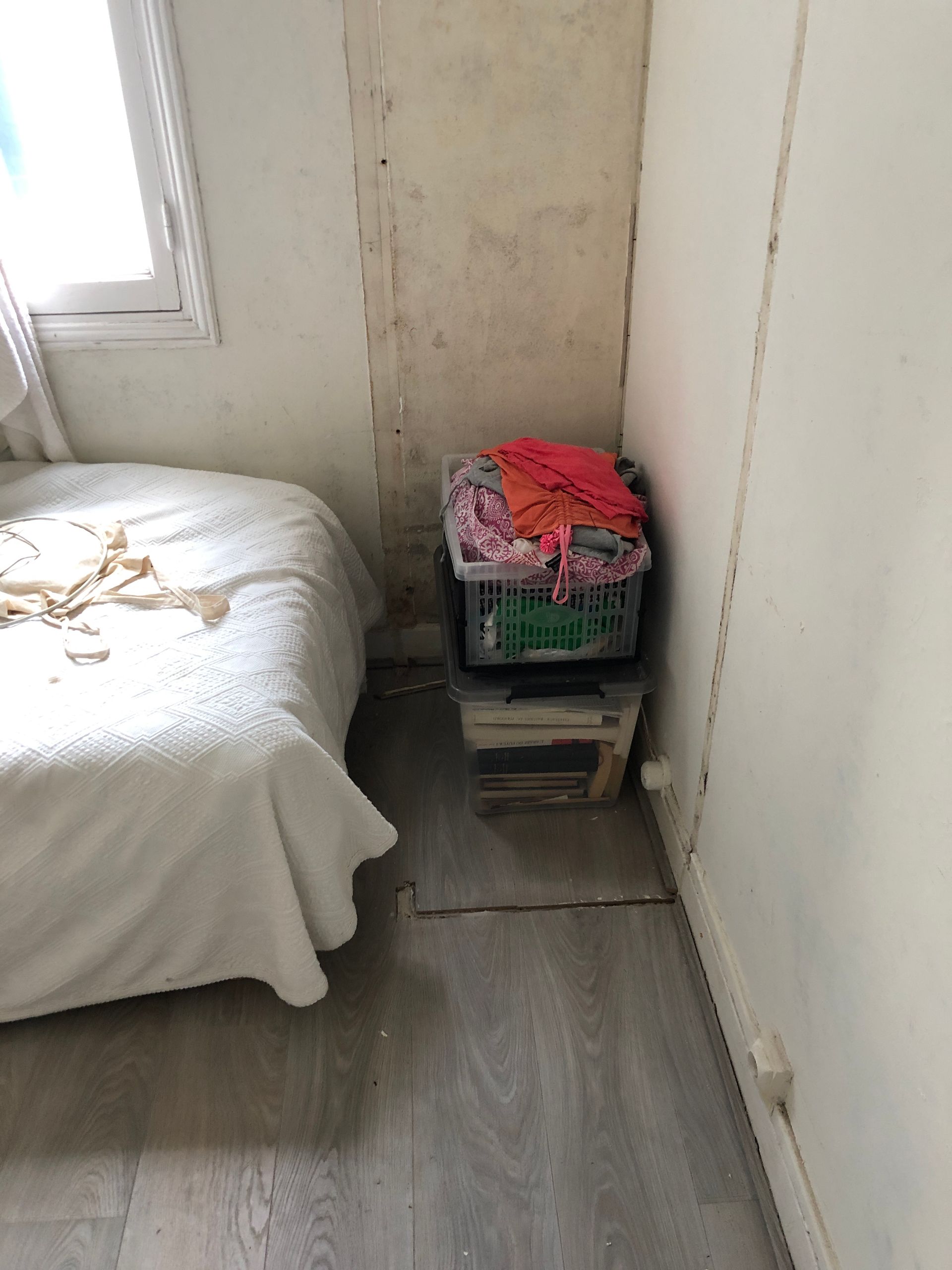 Caisses posées sur un sol abîmé