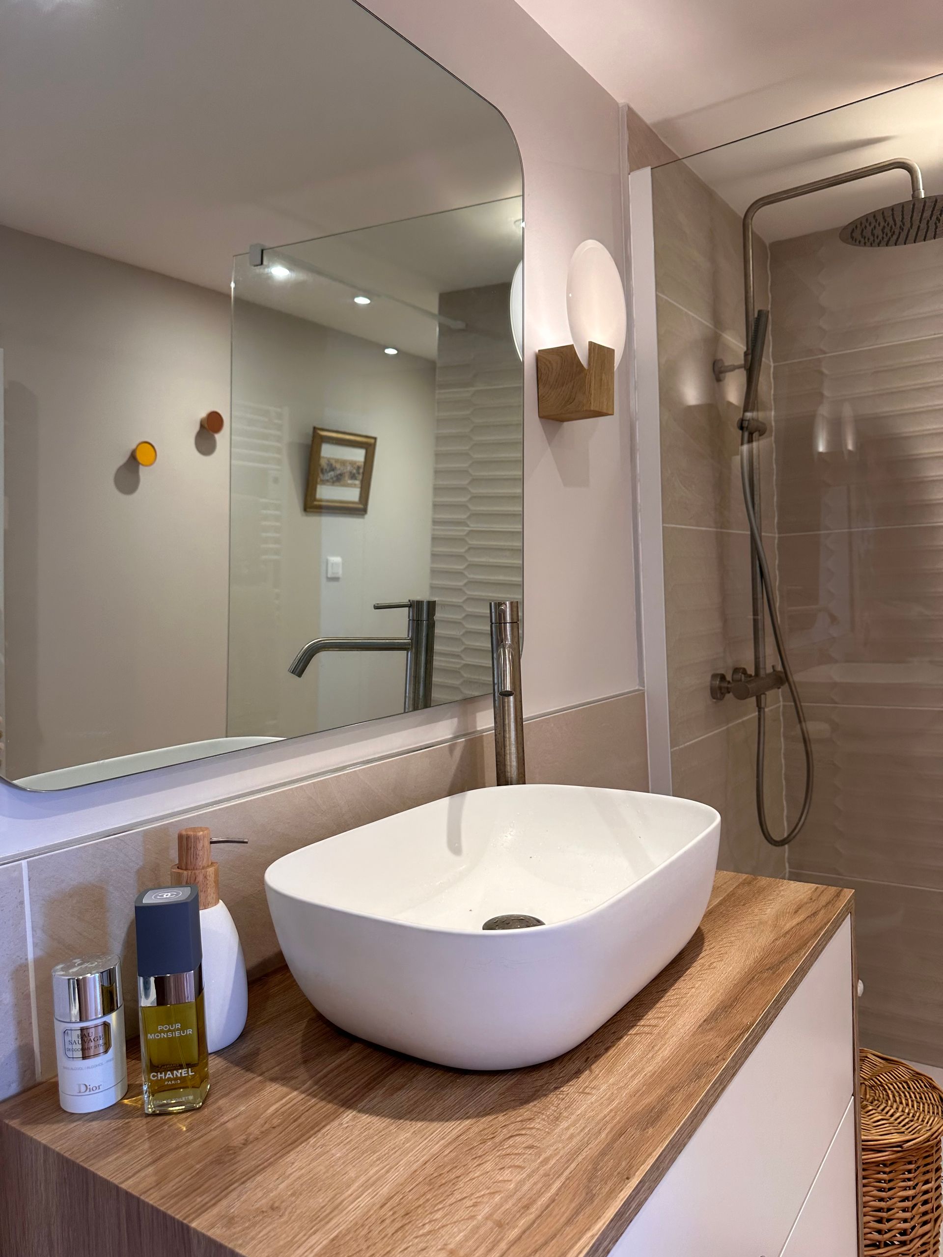 Une vasque à poser moderne blanc