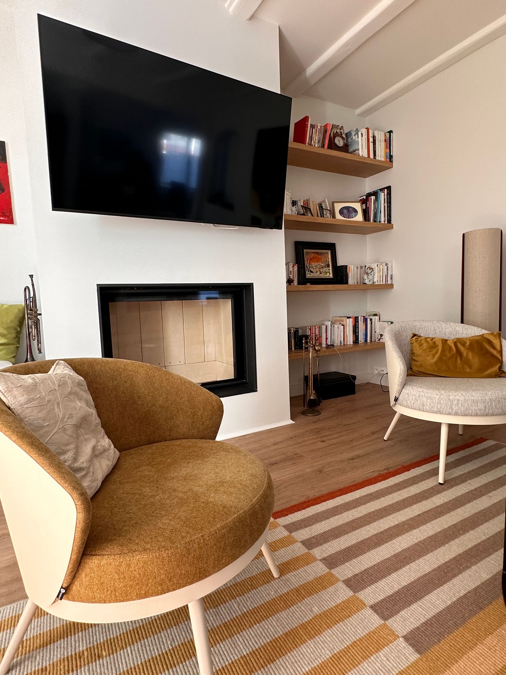 Une télévision accrochée au-dessus d'un insert