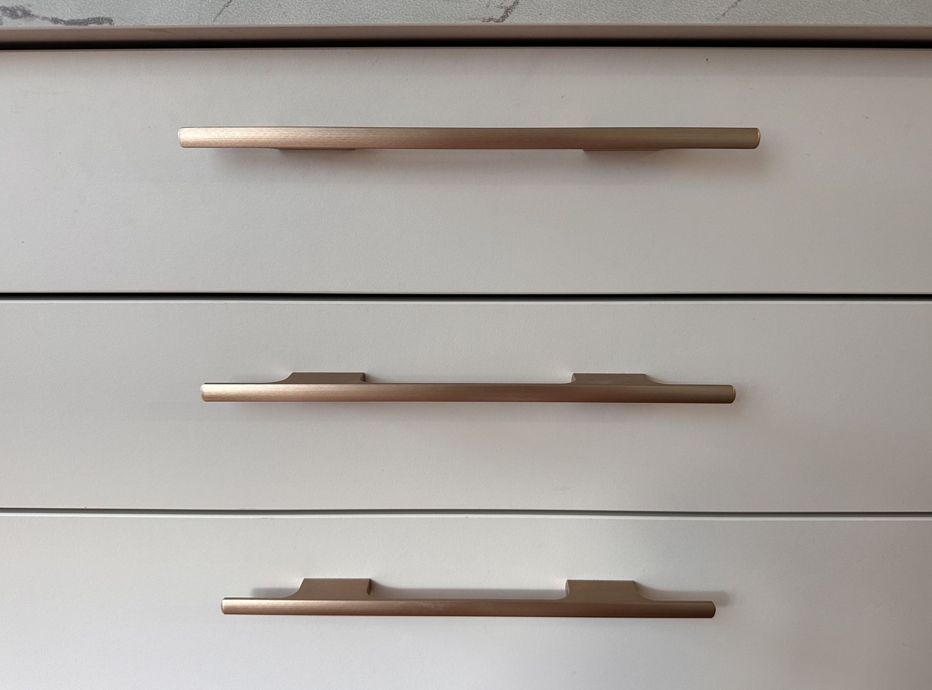 Poignées des tiroirs de la cuisine