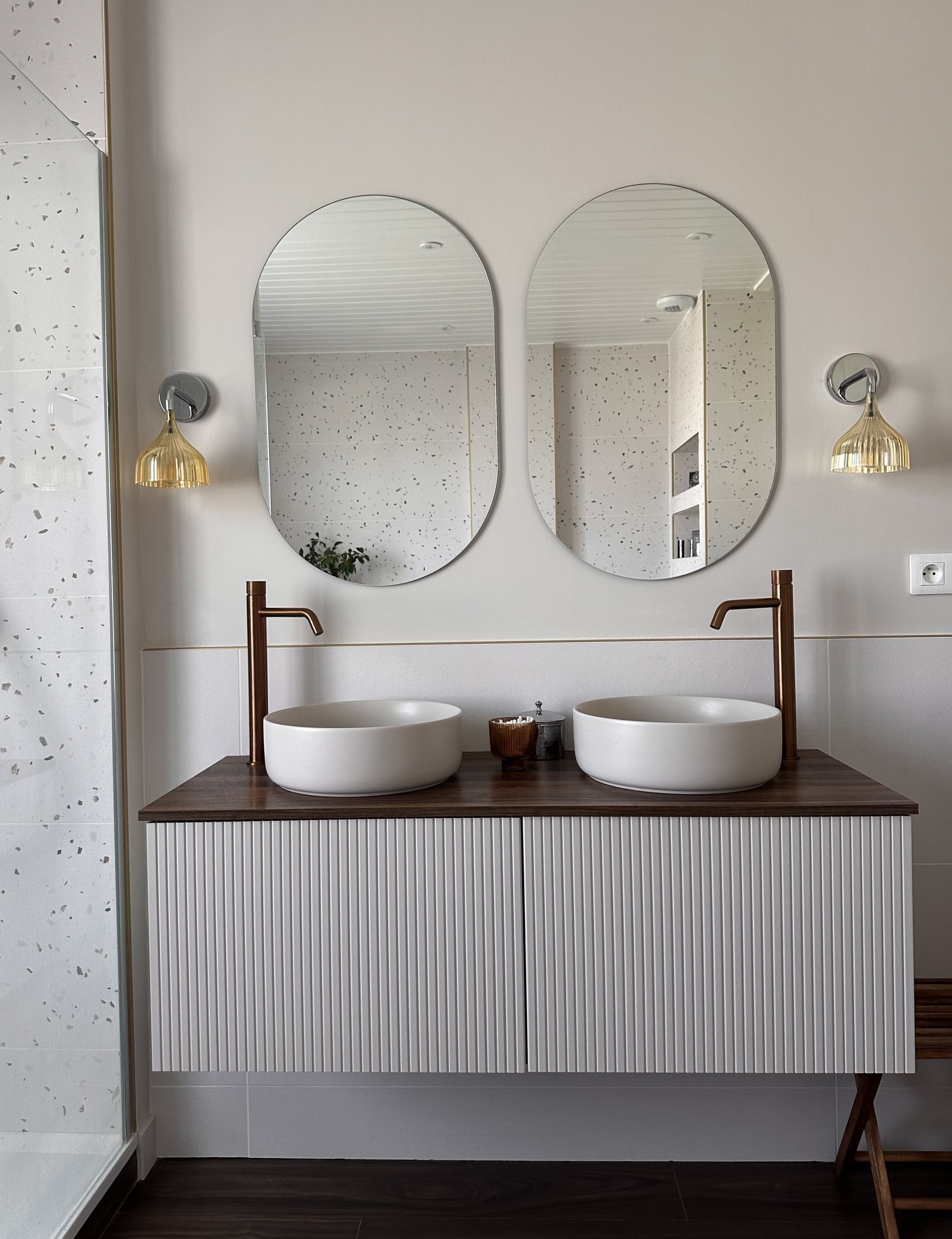 Un meuble de salle de bains