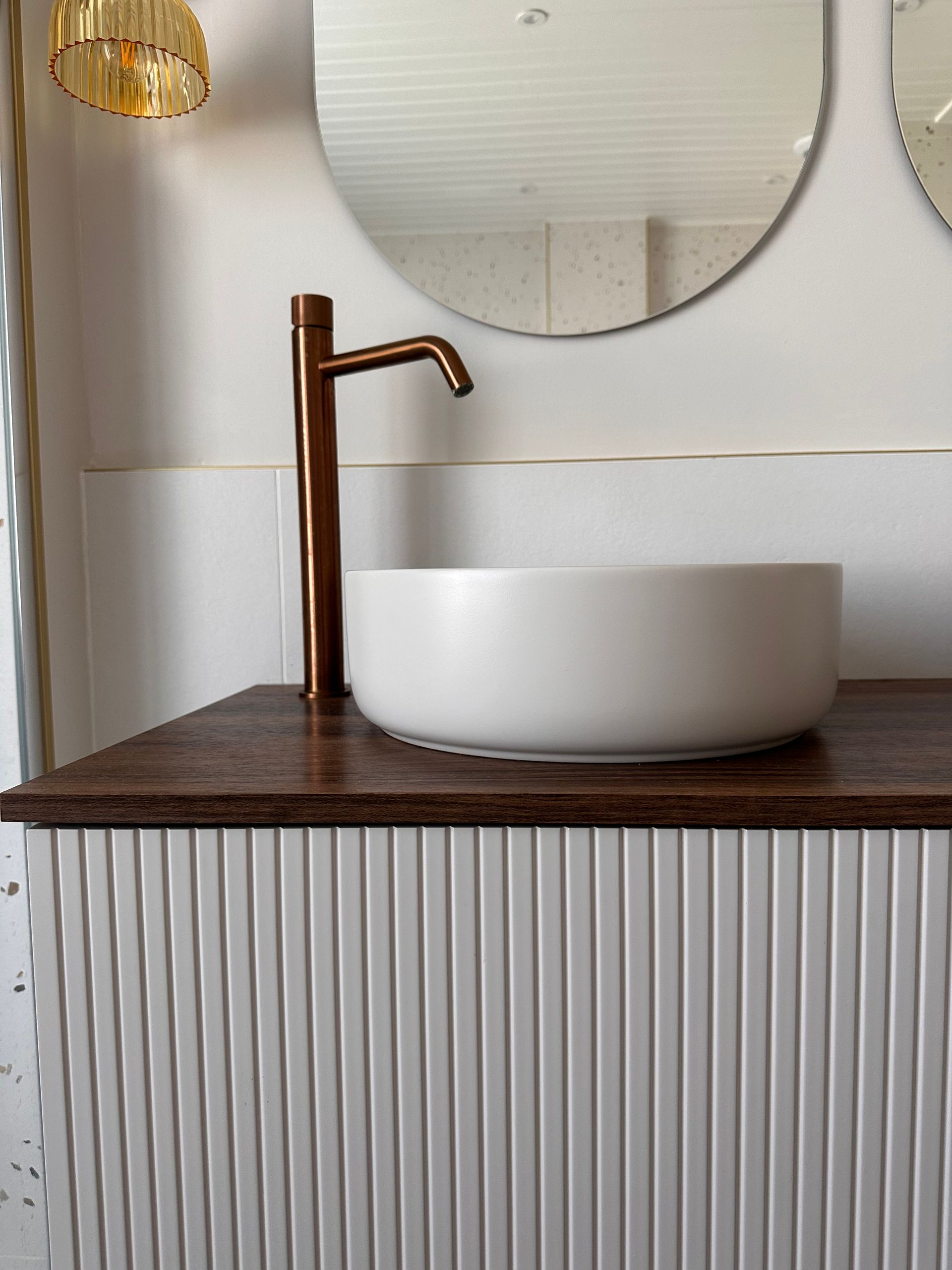 Une vasque avec un robinet moderne