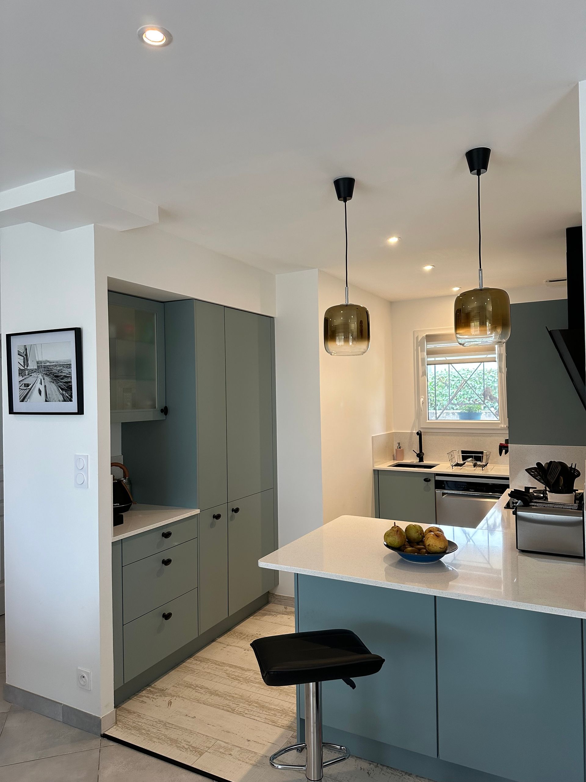 Cuisine avec des meubles bleu, blanc et gris