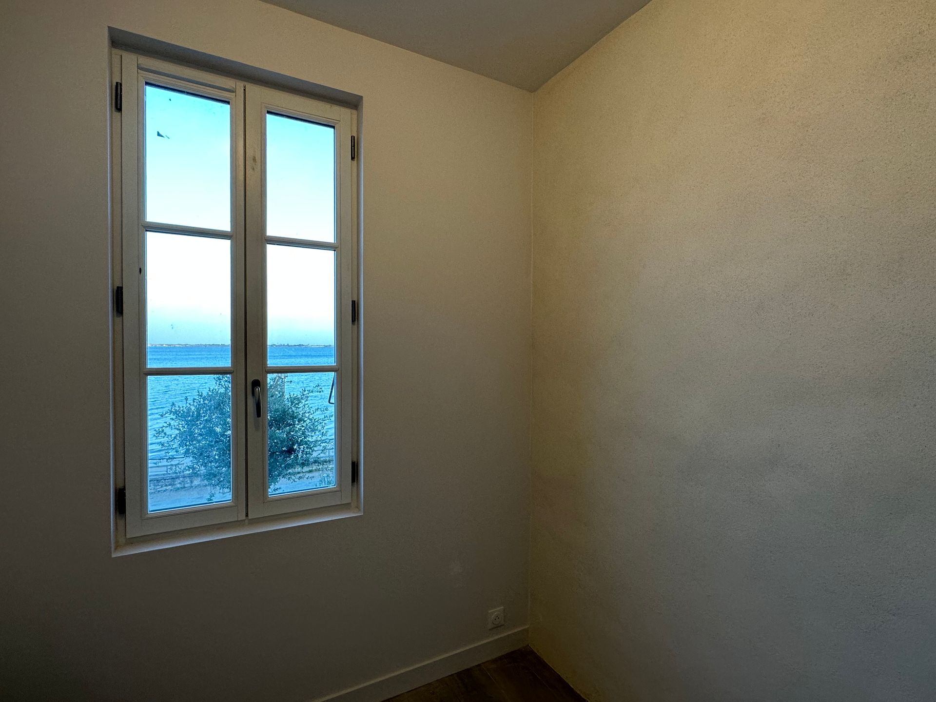 Pièce intérieur avec vue sur l'océan