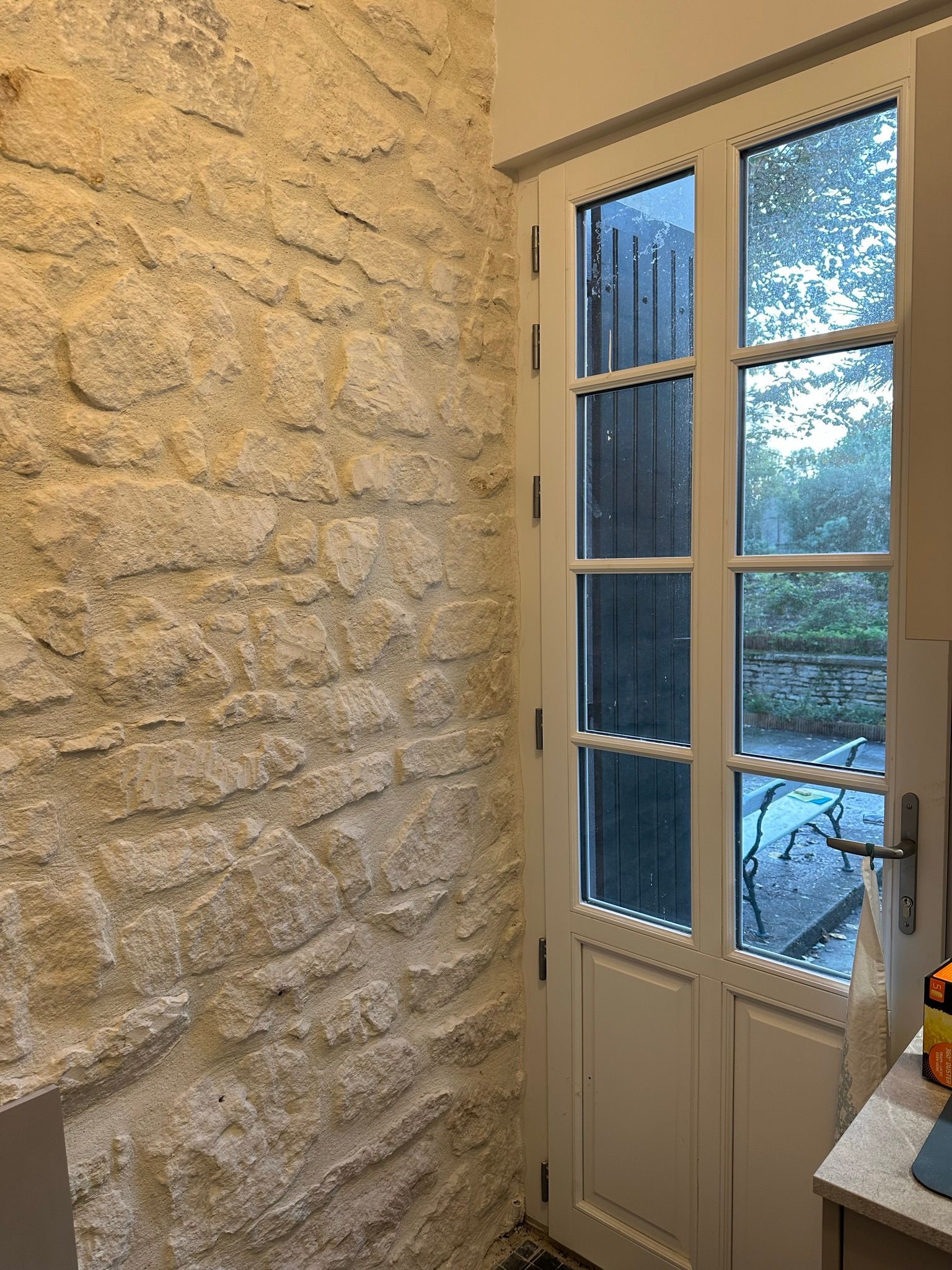 Mur en pierres apparentes