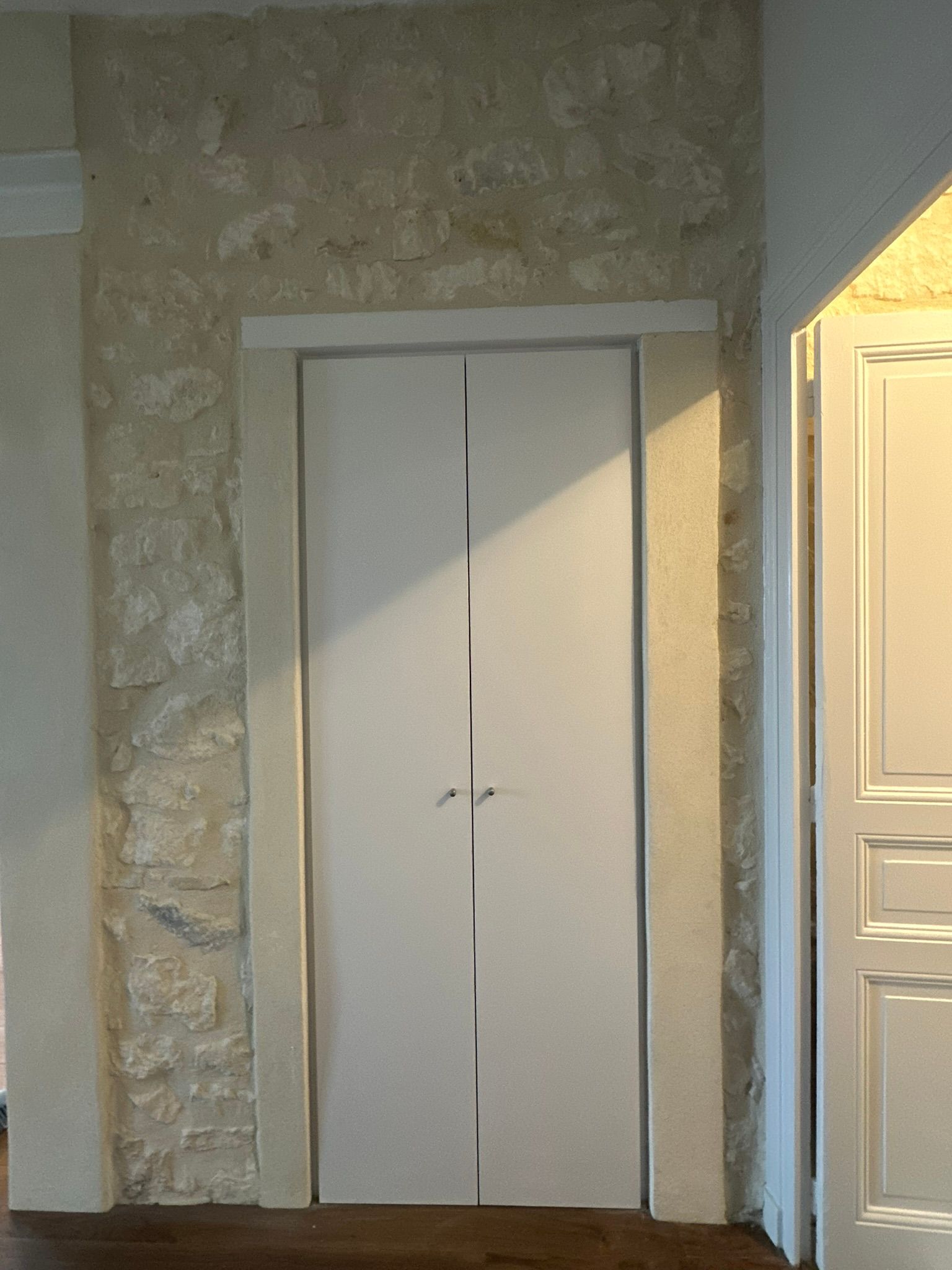 Placard dans un mur en pierre