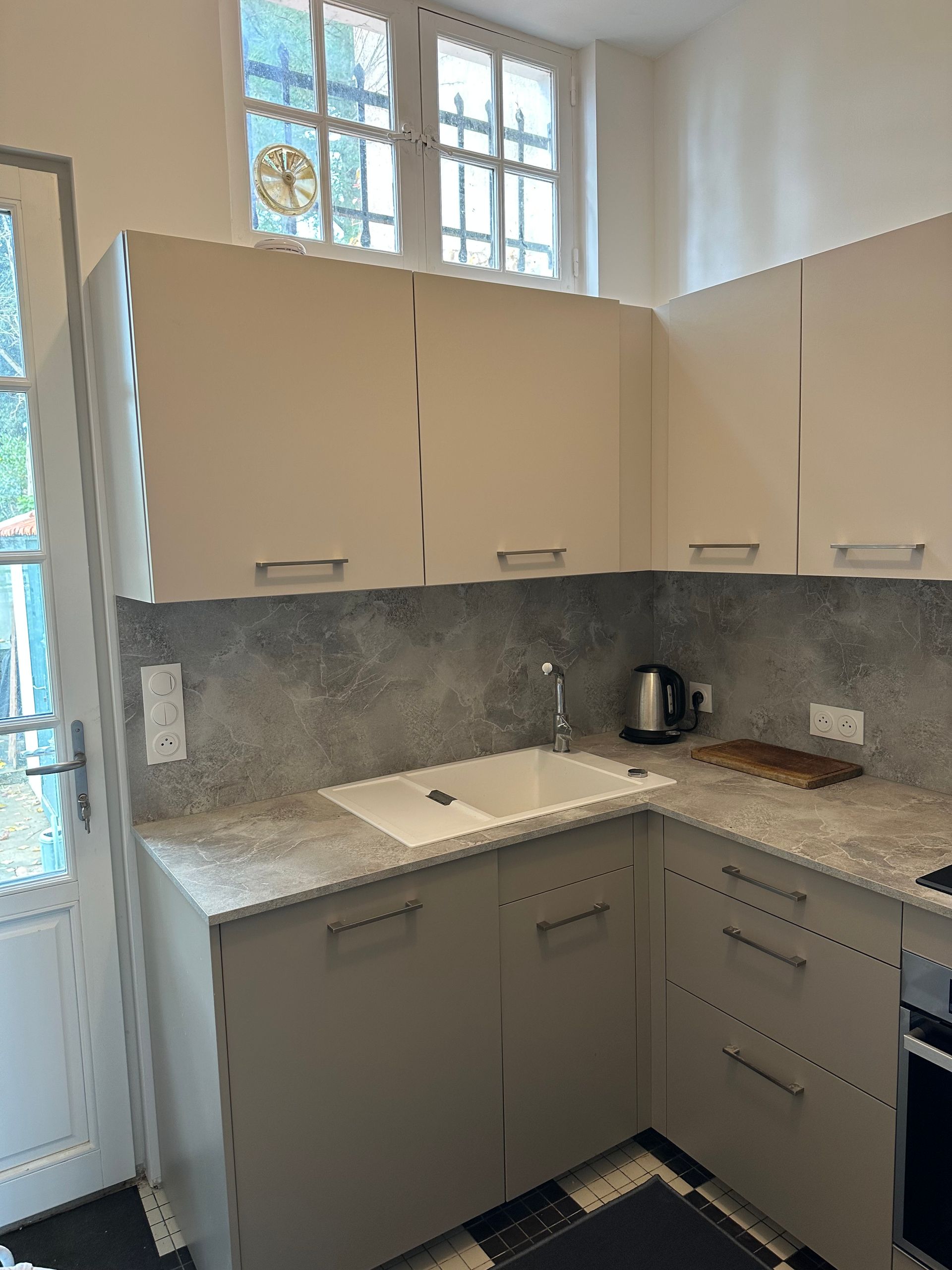 Cuisine avec des meubles blancs