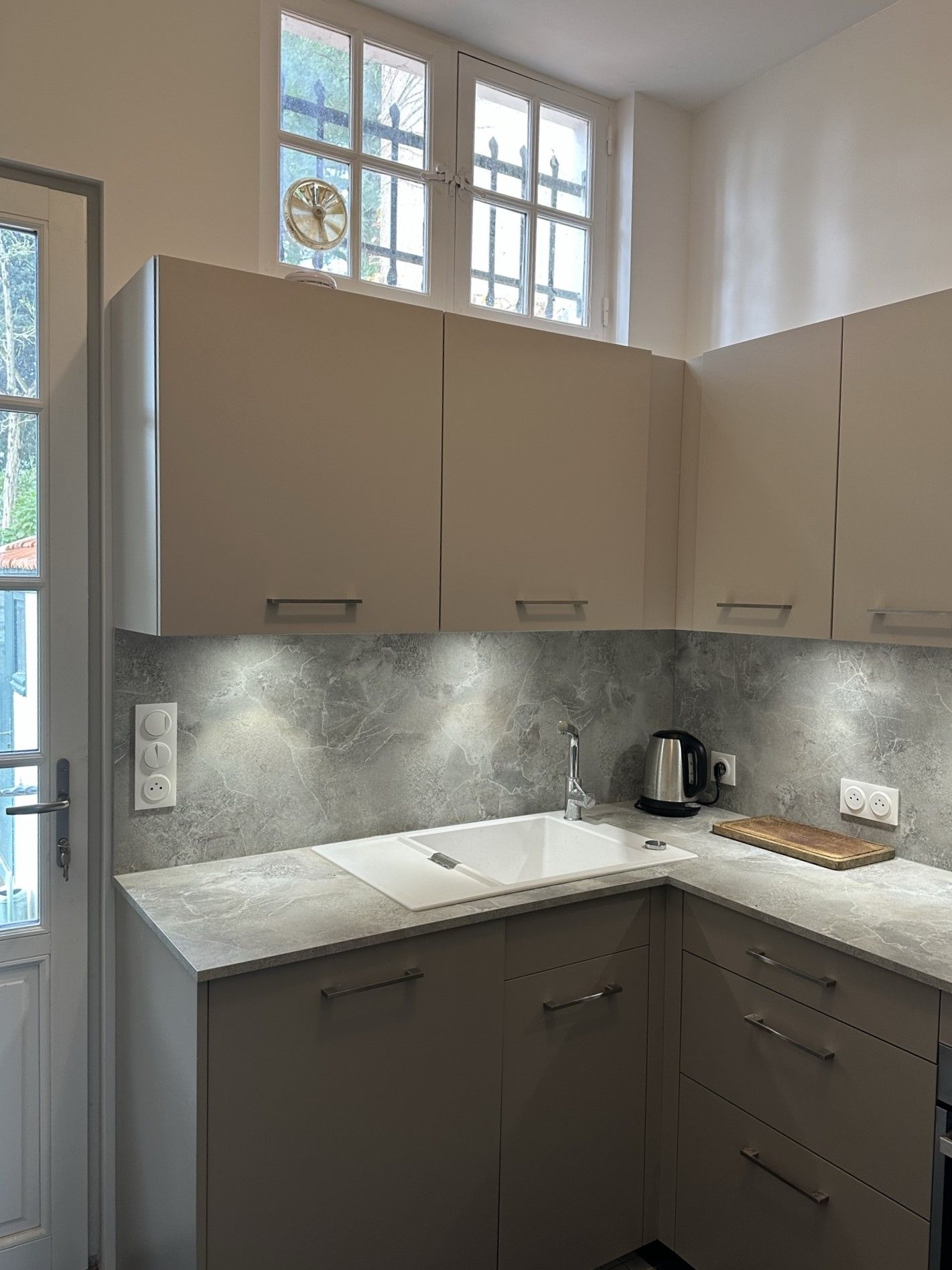 Éclairage d'un plan de travail par le haut