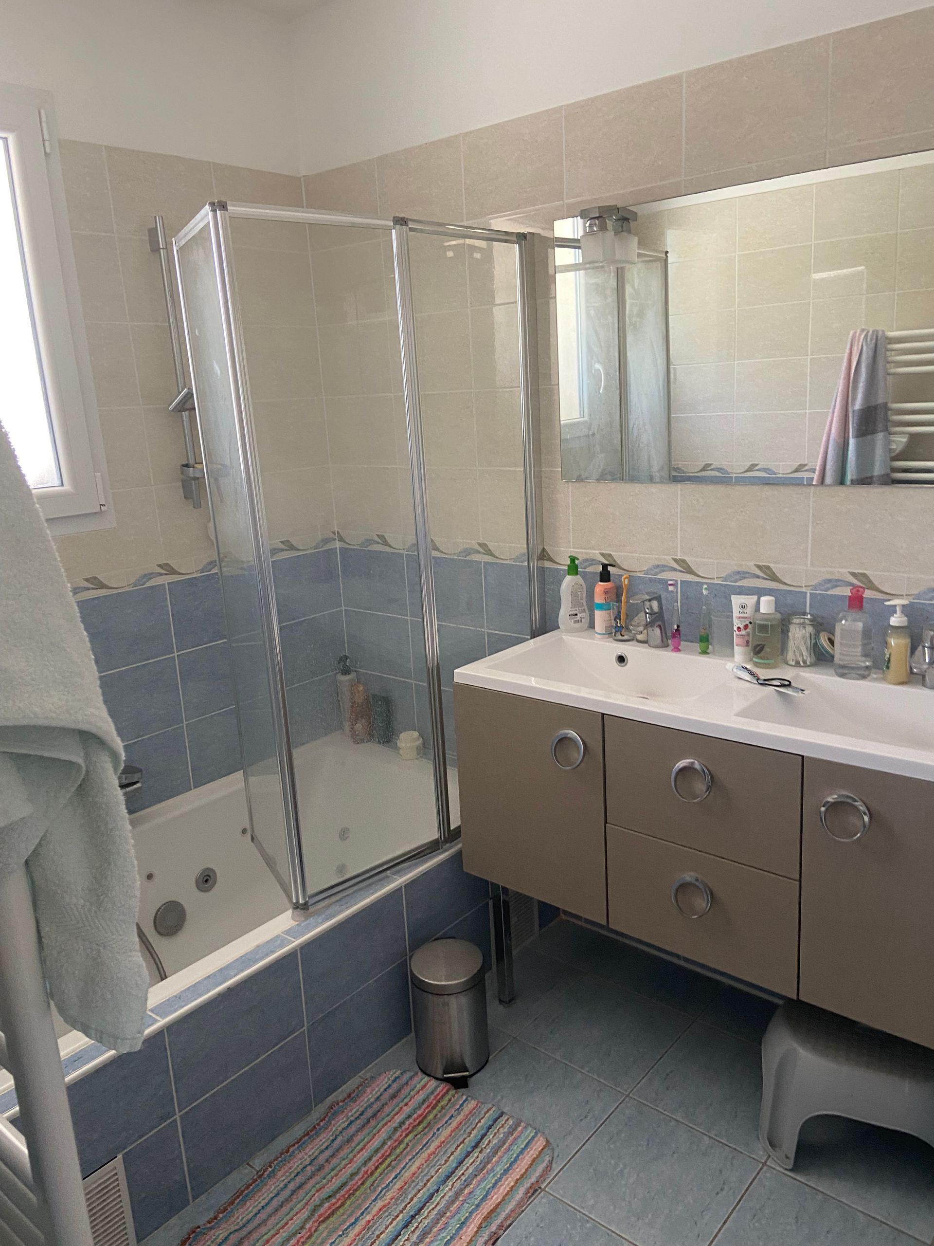 Baignoire avec un tablier en carrelage bleu