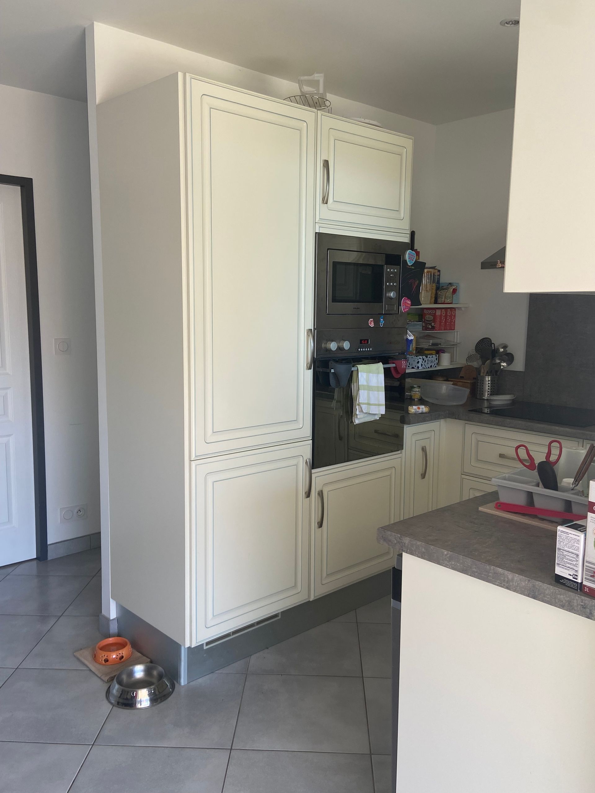 Cuisine équipée avec des meubles en bois blanc