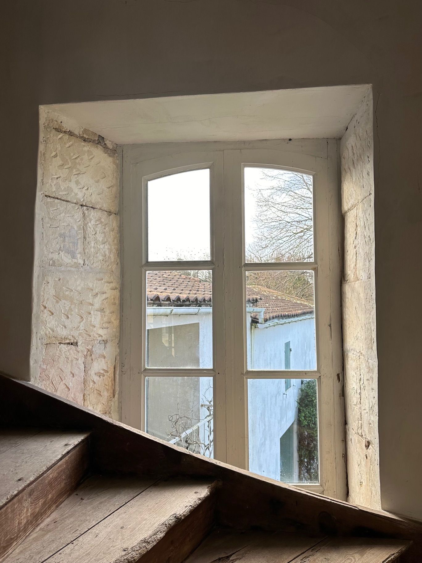 Fenêtre encastrée dans un mur en pierre