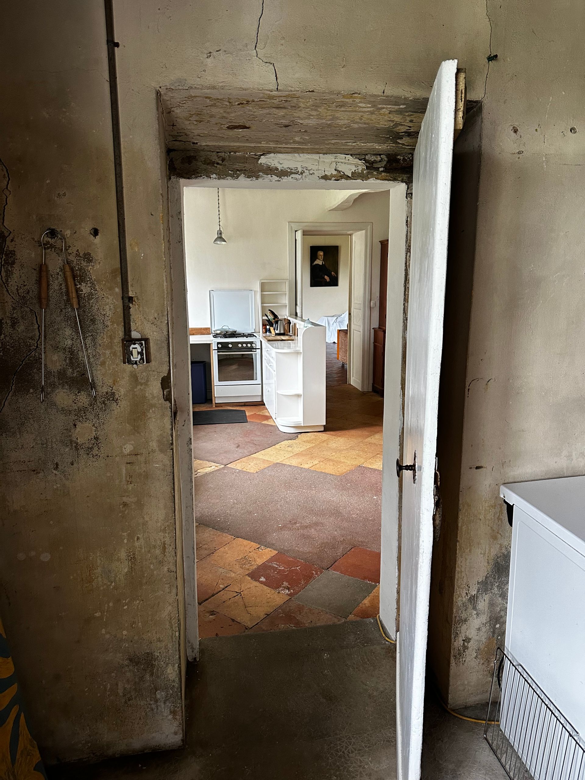 Porte ouverte donnant sur une cuisine