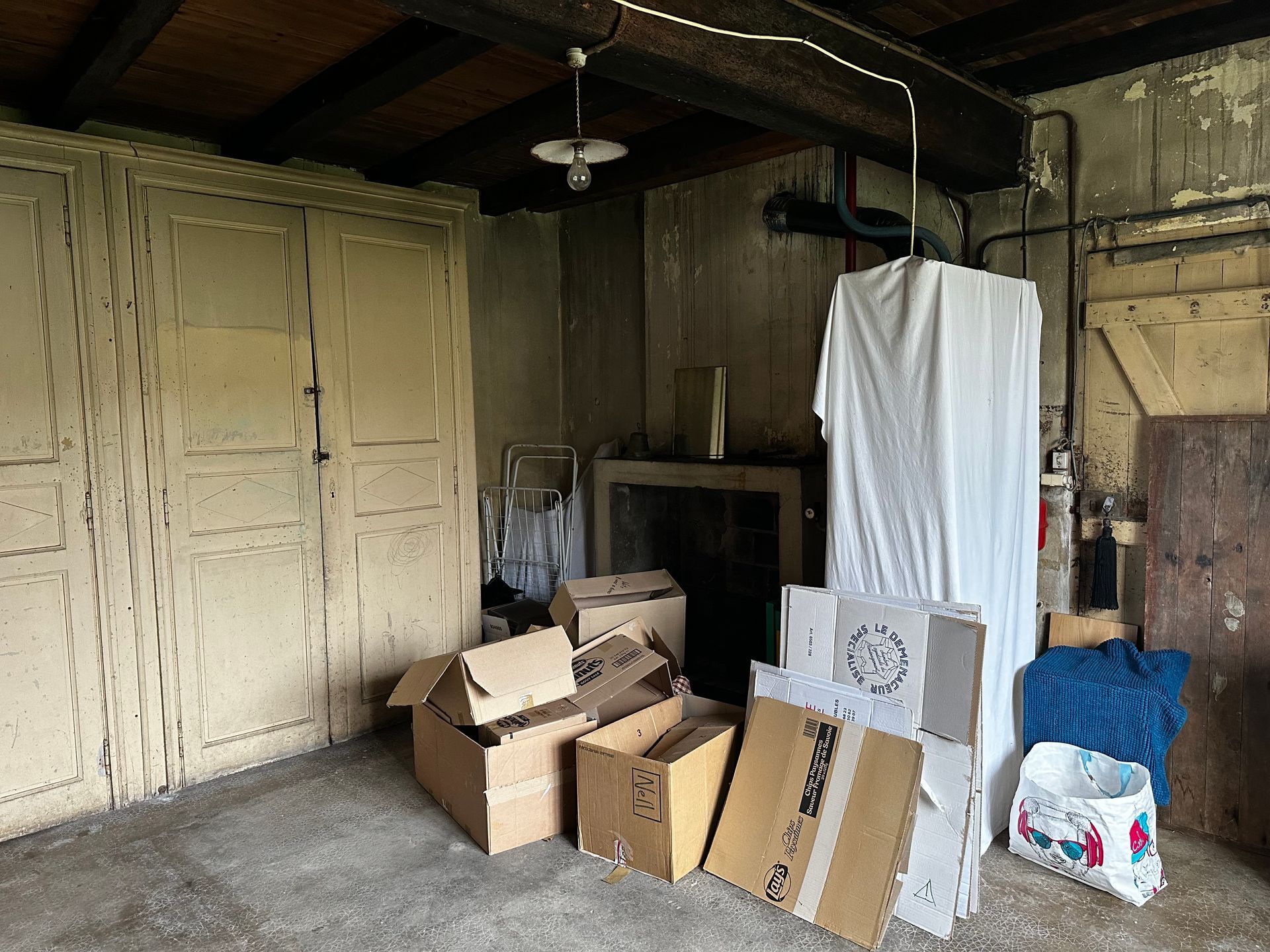 Cartons posés au sol