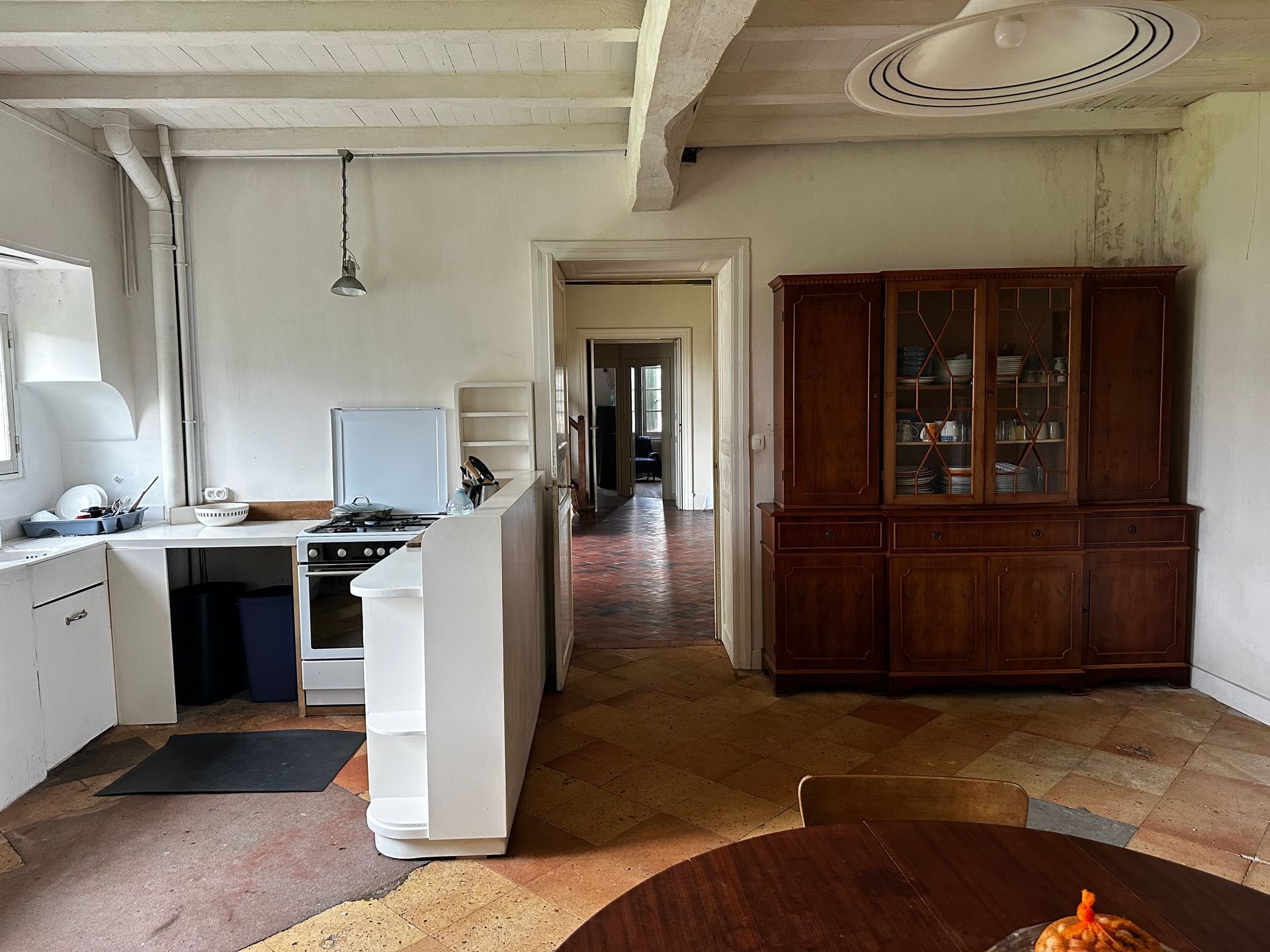 Ancienne cuisine et un long couloir