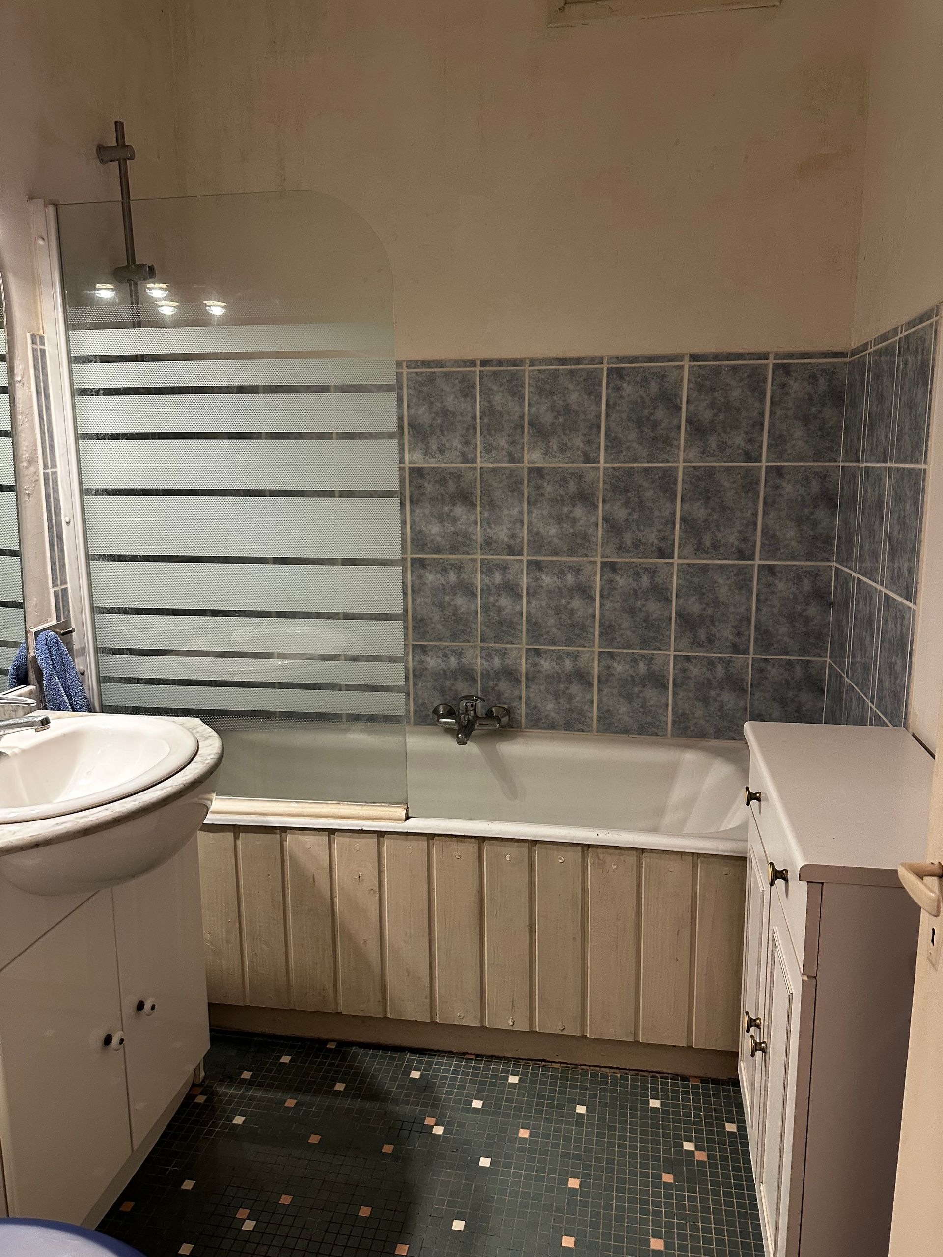 Une baignoire avec un tablier en bois