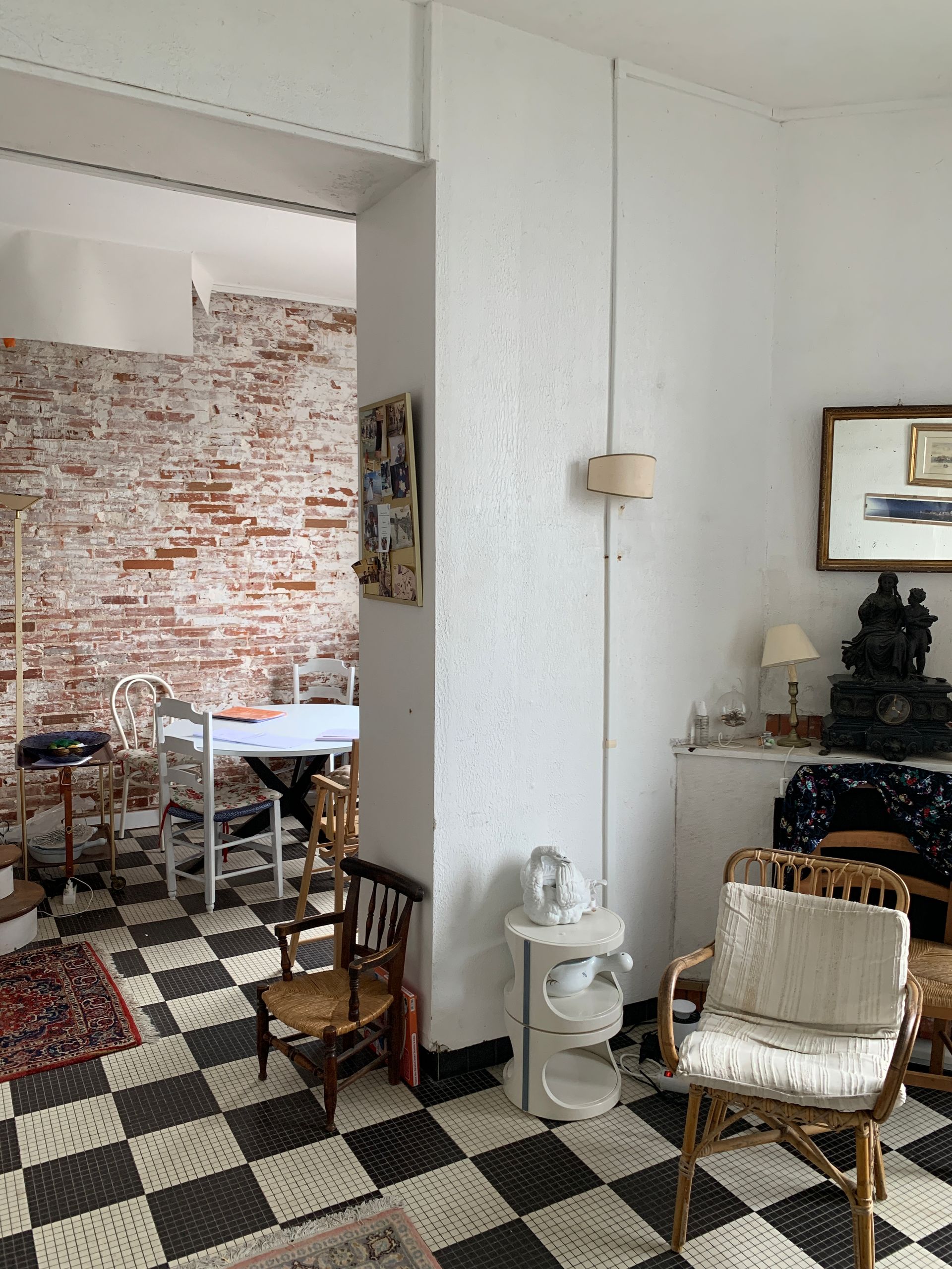 Une pièce aux murs détapissés