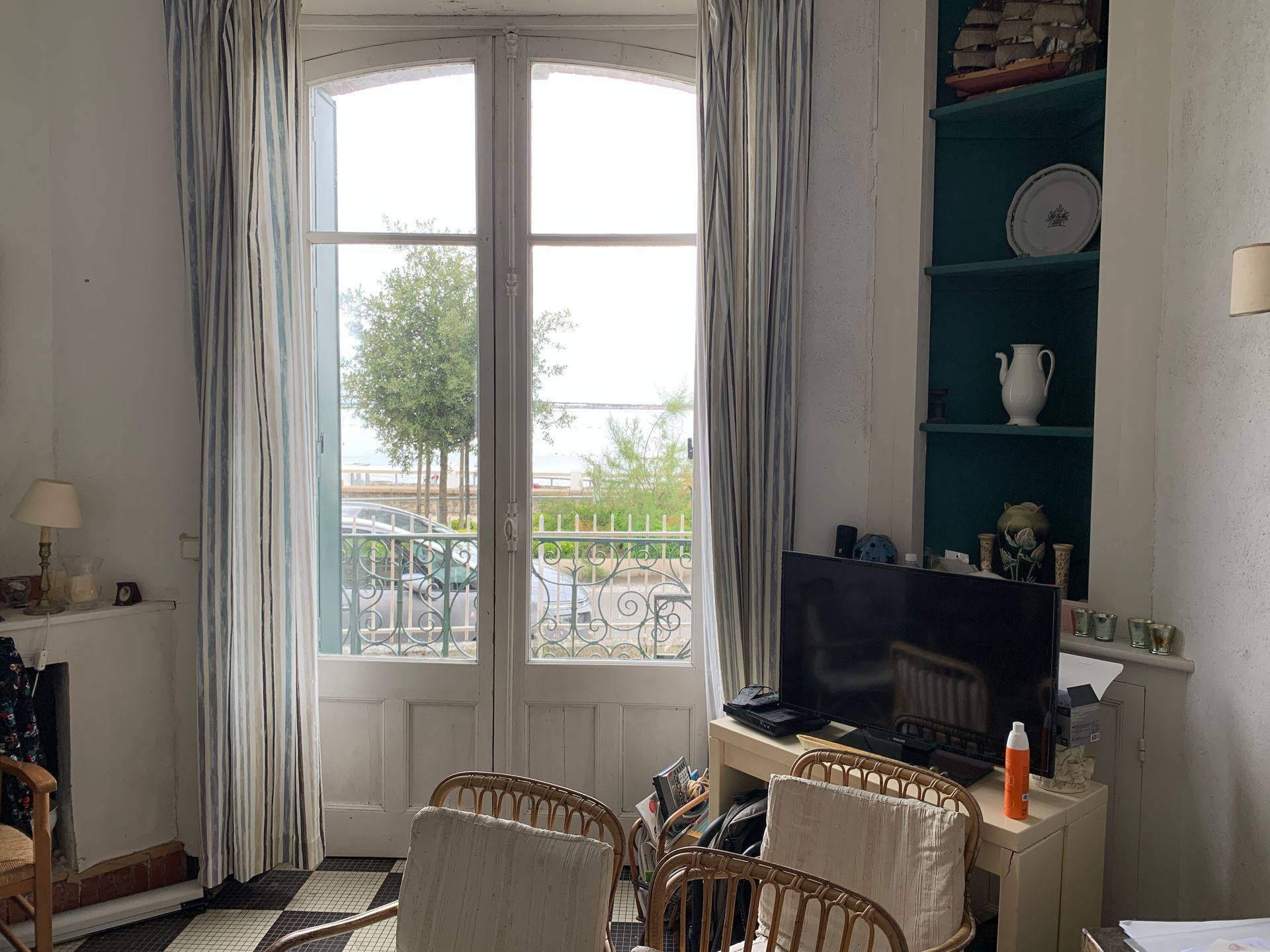 Grand porte vitrée en bois