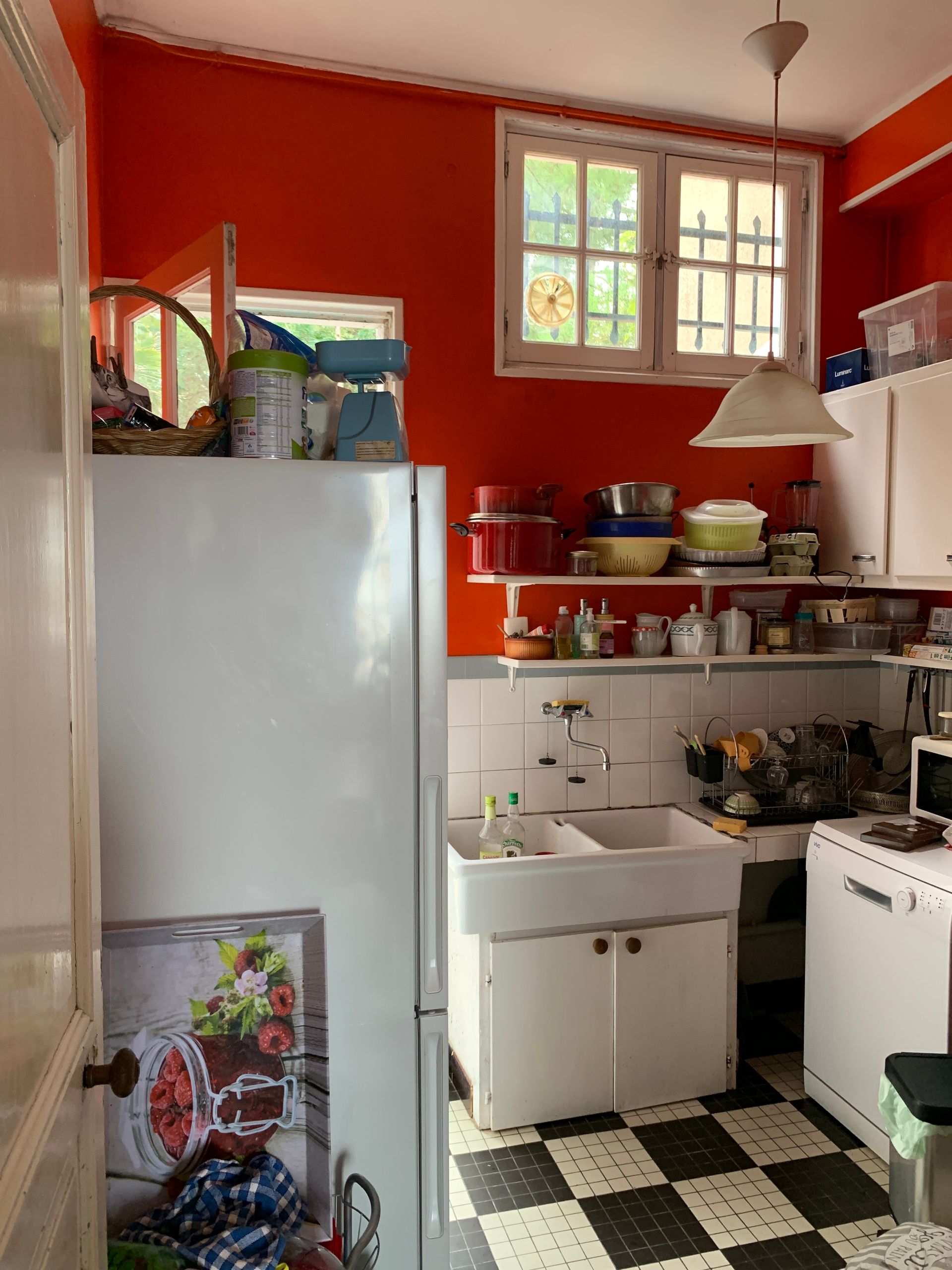 Vieille cuisine encombrée