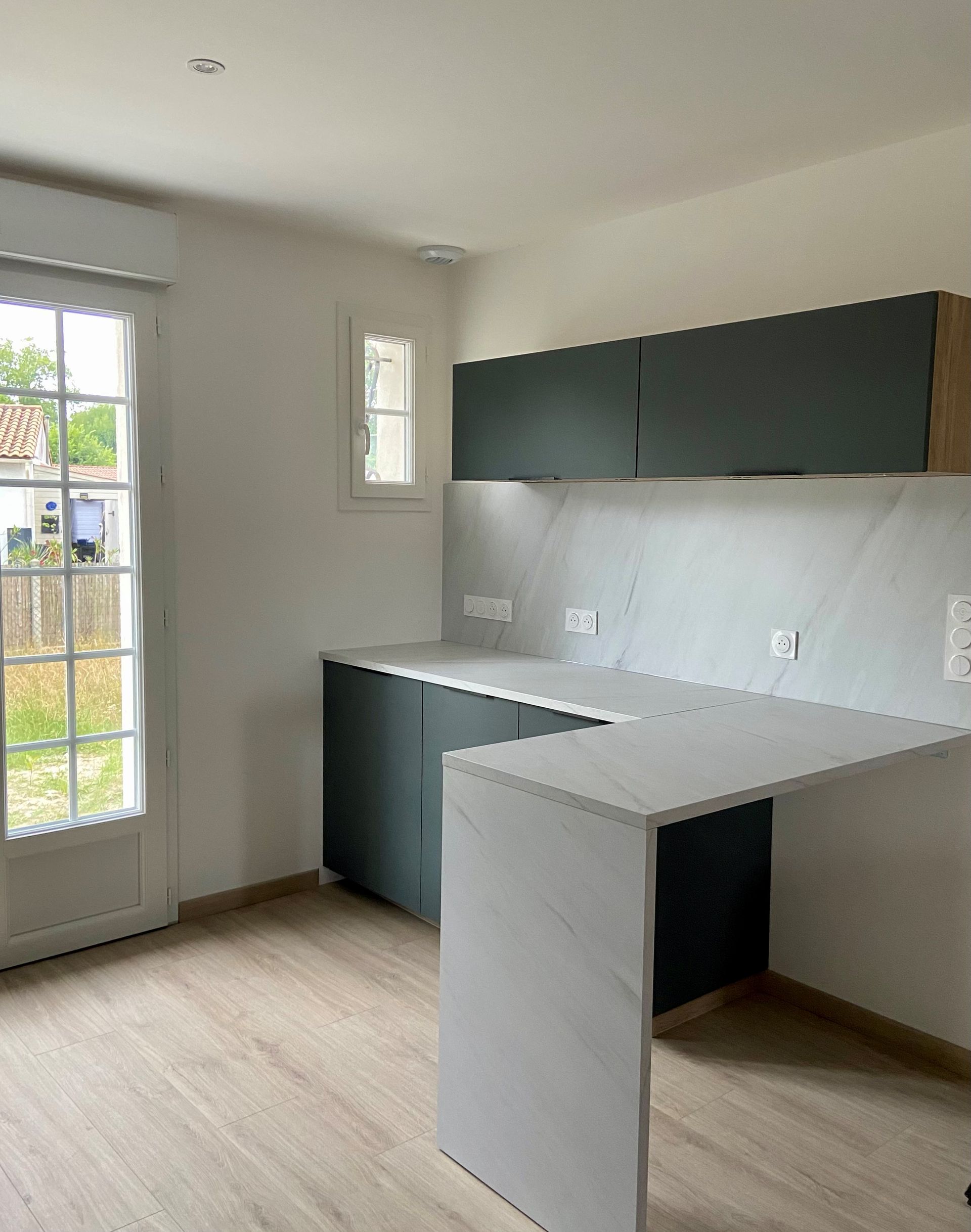 Plan de travail d'une cuisine avec un coin repas