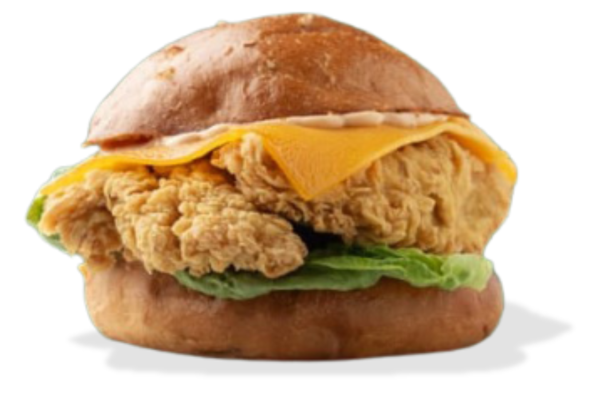 Sándwich de pollo frito con queso, lechuga y salsa en un pan.