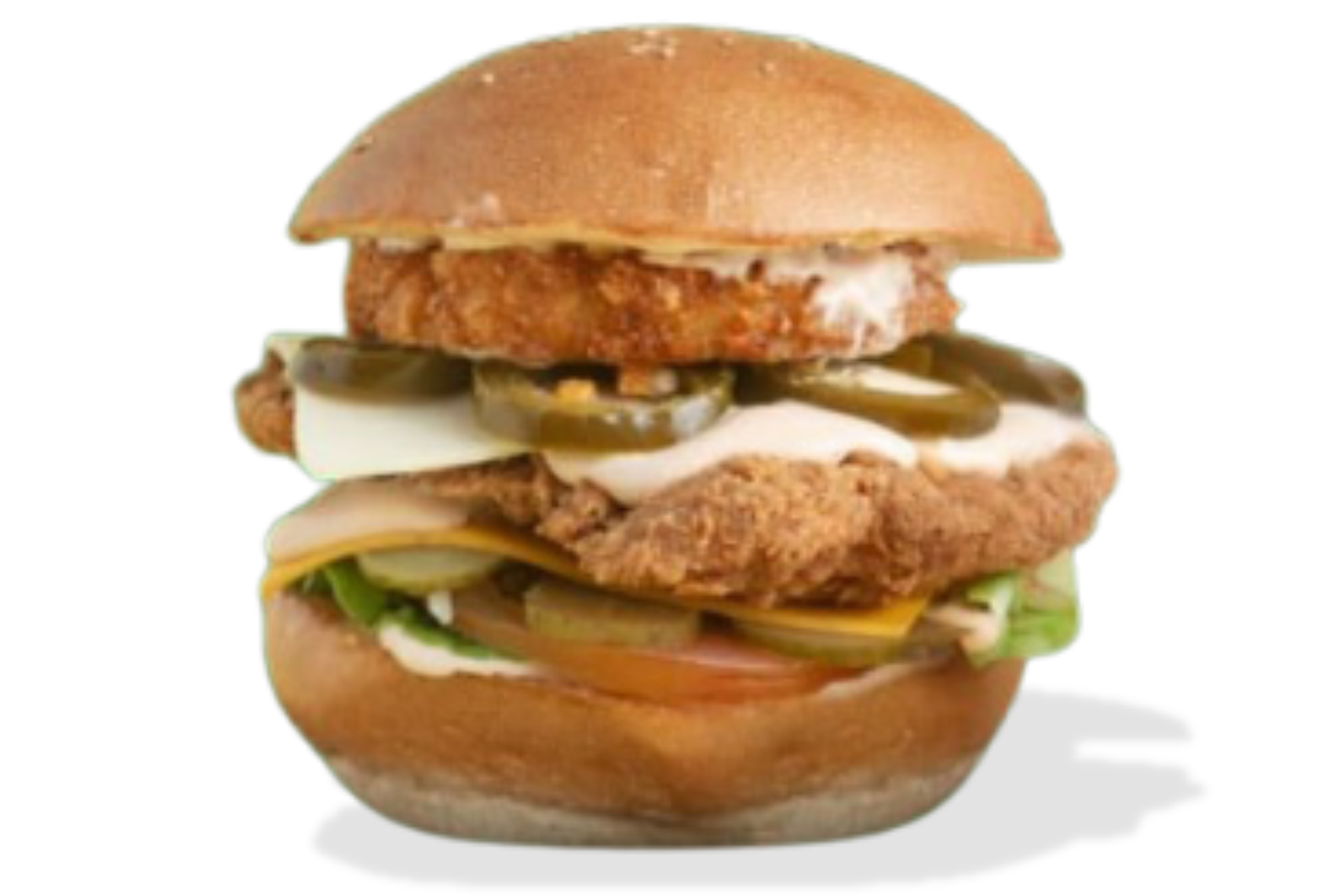 Sándwich de pollo con aderezos, apilado en un pan; incluye queso, jalapeños y salsa.