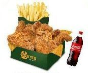 Pollo frito y papas fritas en una caja verde con una botella de Coca-Cola.