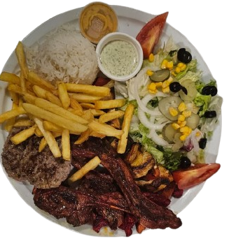 Plato de biryani con carne, galletas, verduras cortadas en cubitos y salsa roja.