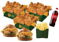 Una comida rápida que consta de tres cajas de pollo frito, dos sándwiches de pollo, papas fritas y una botella de Coca-Cola.