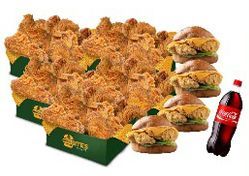 Combo de pollo frito con hamburguesas y una botella de Coca-Cola. Cajas de pollo frito al fondo.