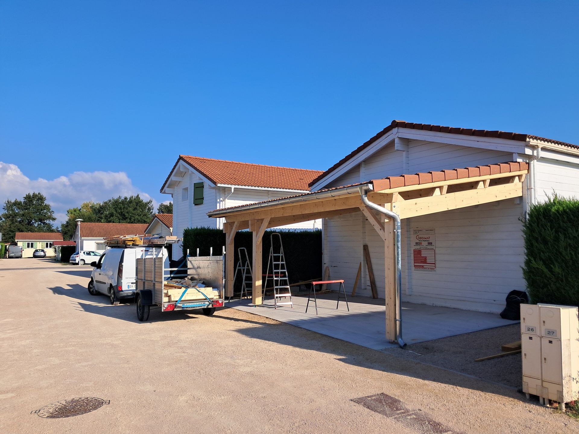 Remplacement de tuiles sur une toiture avec isolation visible.