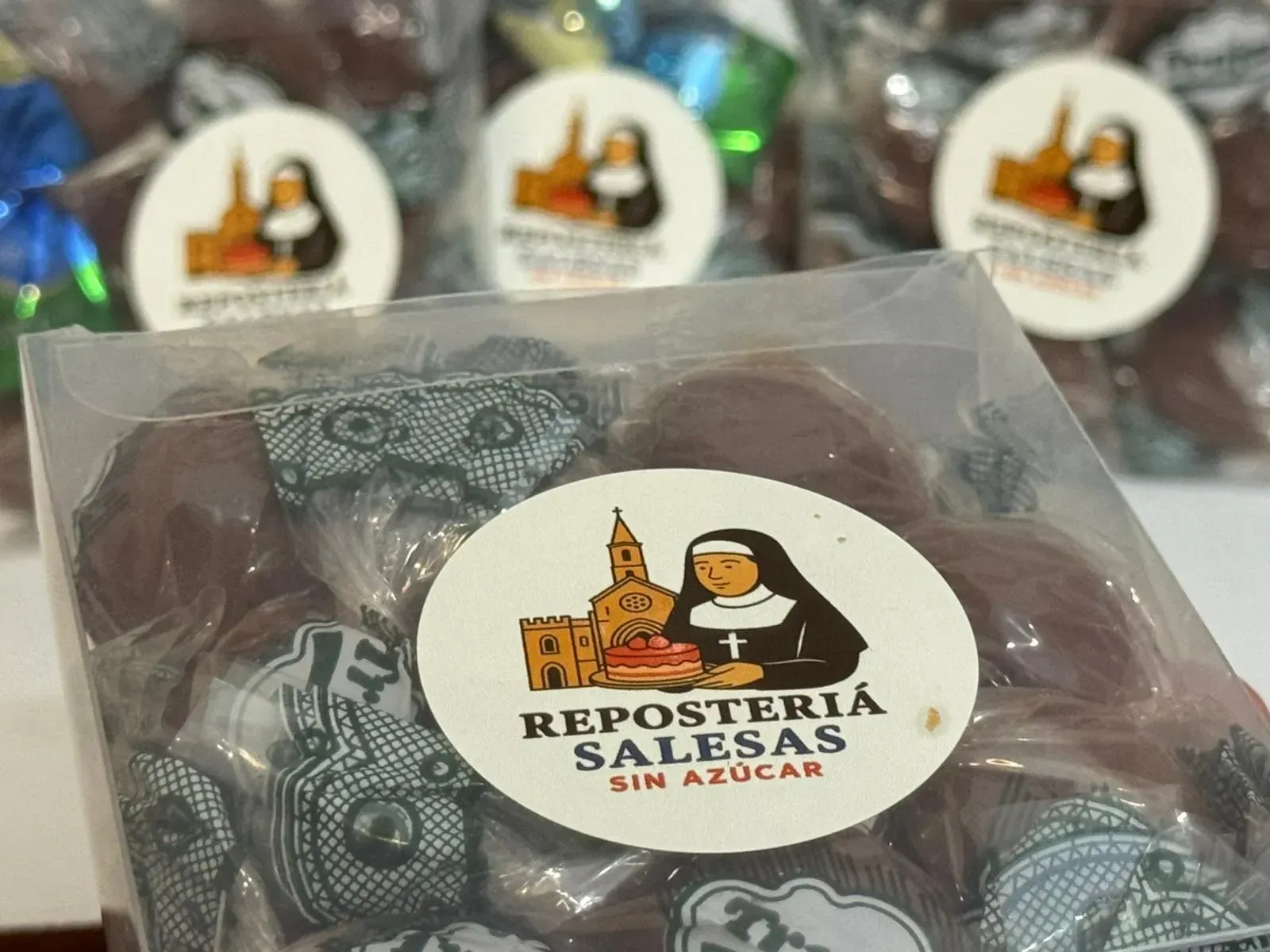 Primer plano de una caja transparente con dulces y una etiqueta de