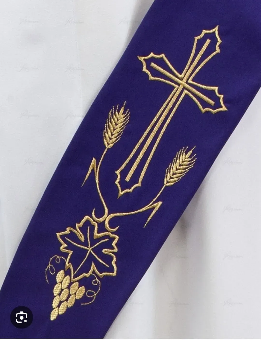 Estola litúrgica morada con cruz bordada en oro, tallos de trigo y vid.