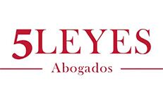 Logotipo: «5 LEYES Abogados» en fuente burdeos sobre fondo claro. Dos líneas horizontales.