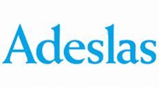 Logotipo de Adeslas en texto azul sobre fondo blanco.