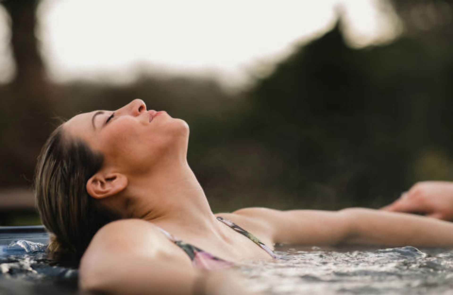 Une femme qui se détend dans un bain nordique