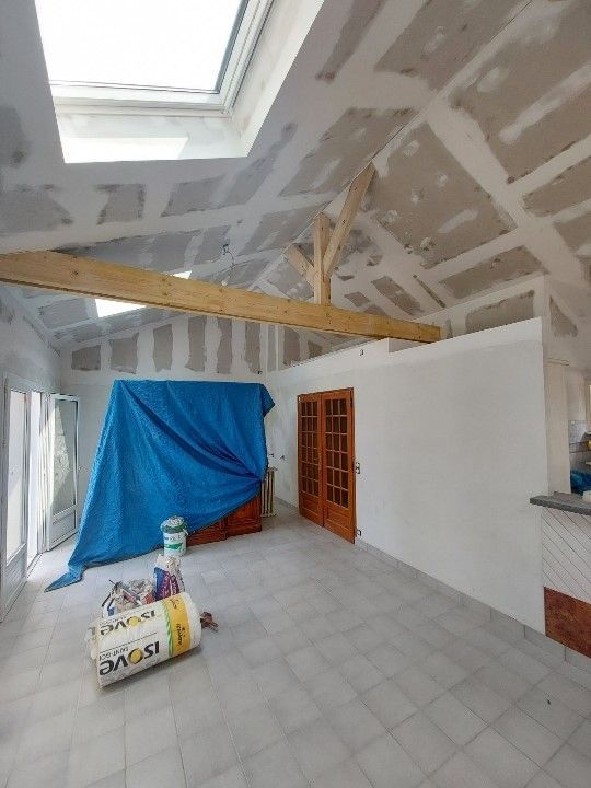 Protection de meubles avant peinture de plafond